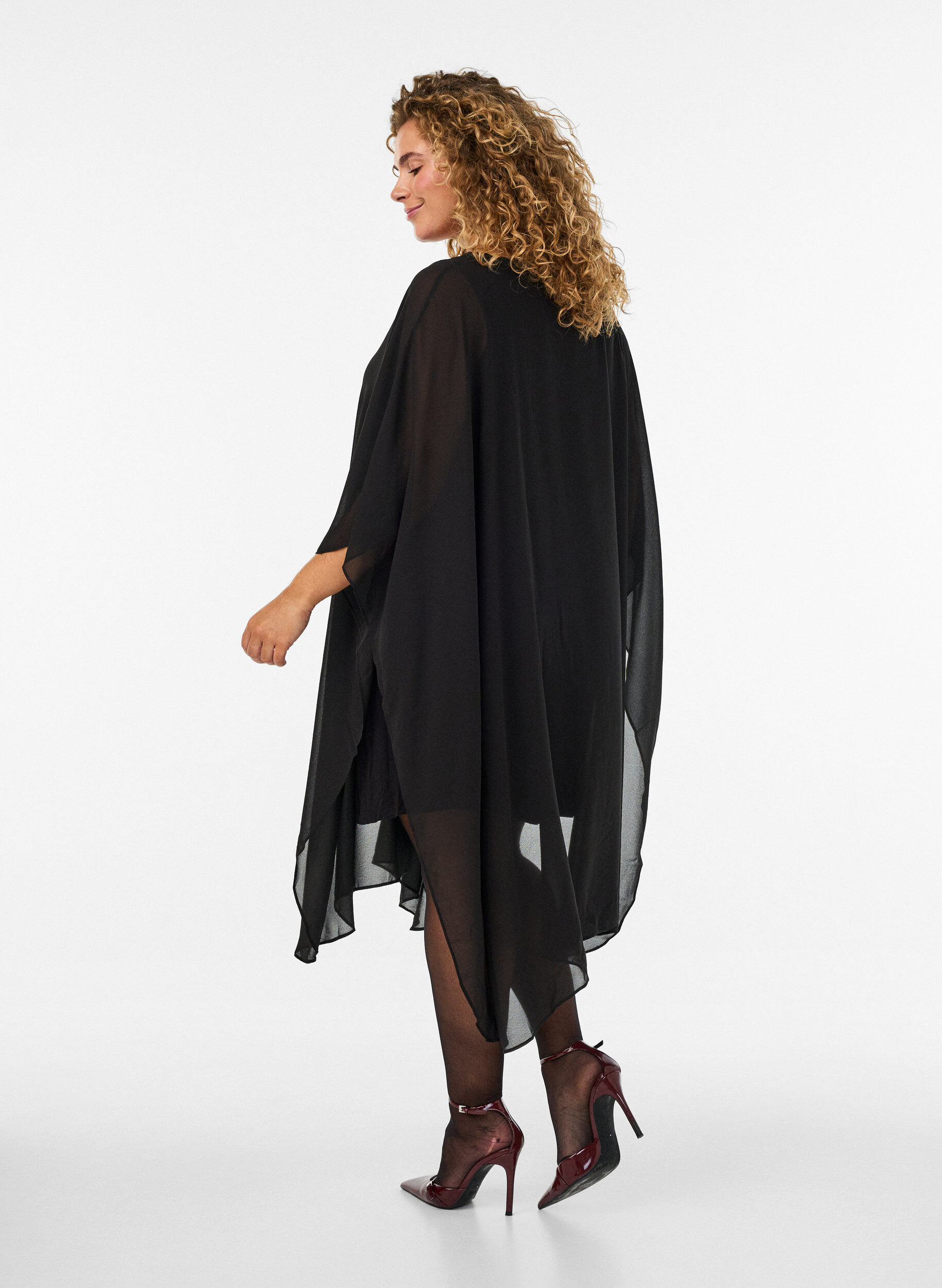 ZizziLyhyt sifonkimekko V-p&auml;&auml;ntiell&auml;, Musta, Model image number 1
