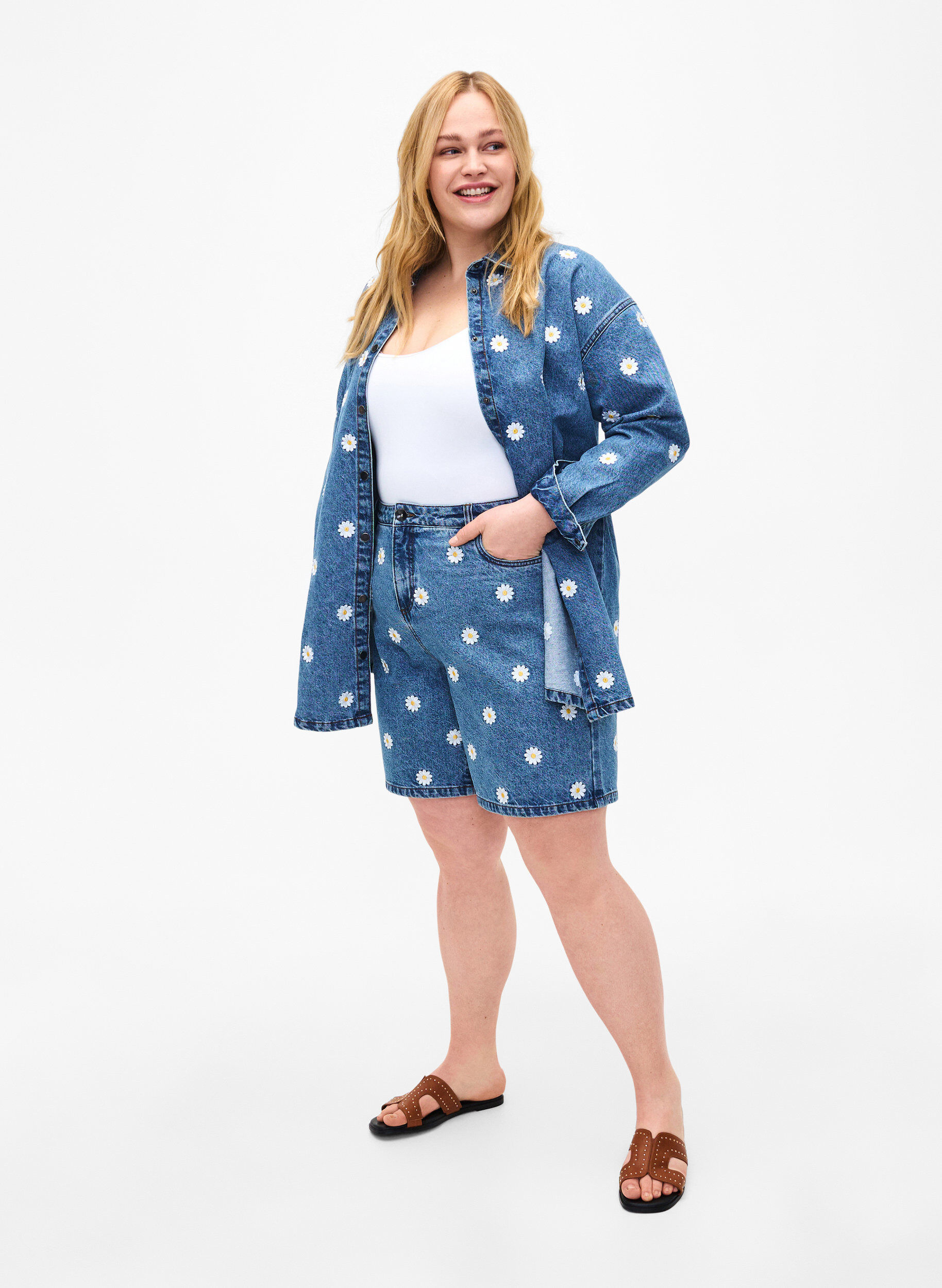 Zizzi Korkeavy&ouml;t&auml;r&ouml;iset Mille-shortsit brodeeratuilla kukilla, L.B. Flower, Model image number 3