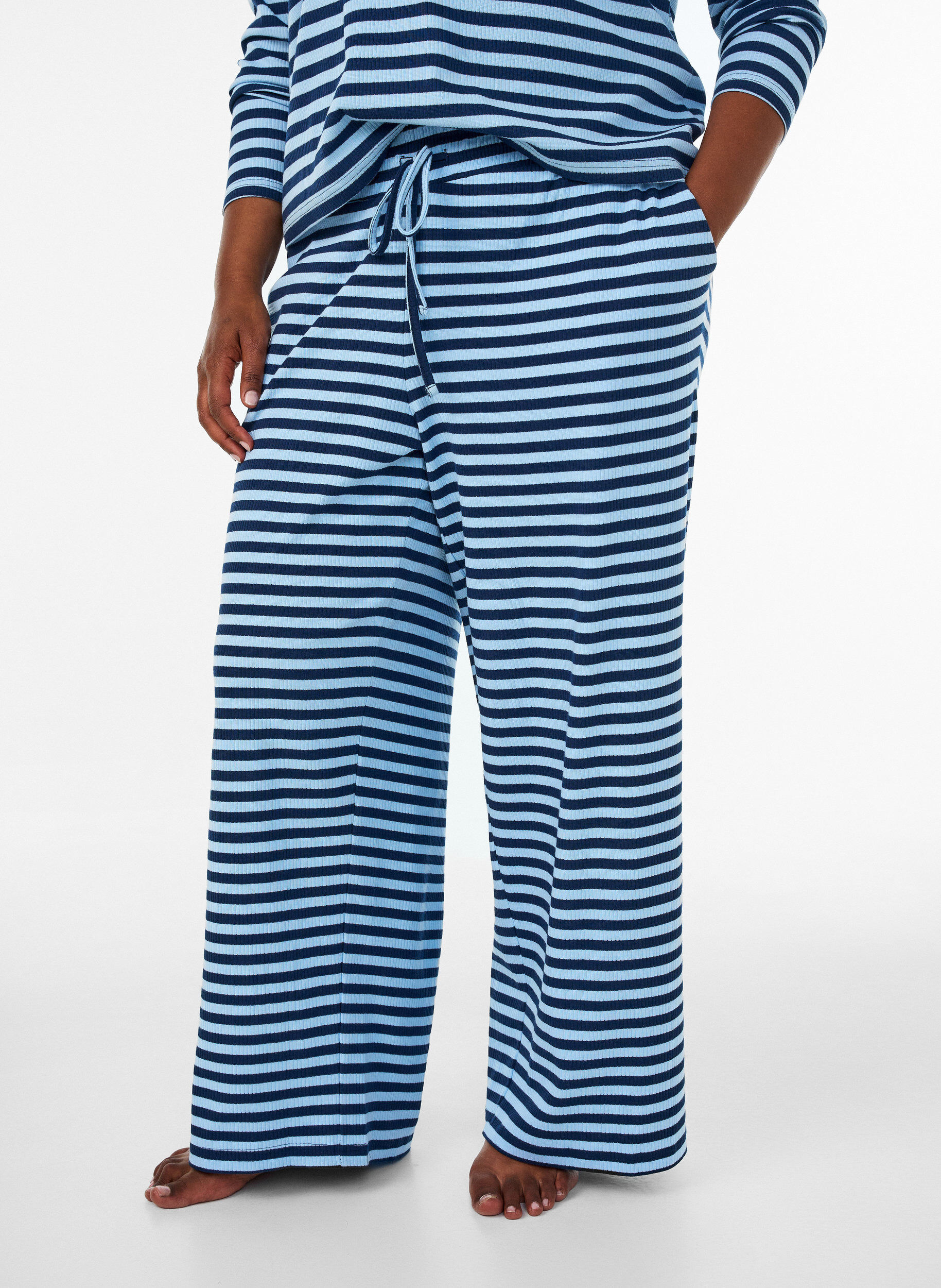 ZizziRaidalliset pyjamahousut korkealla vy&ouml;t&auml;r&ouml;ll&auml; ja leveill&auml; lahkeilla, Sininen, Model image number 2