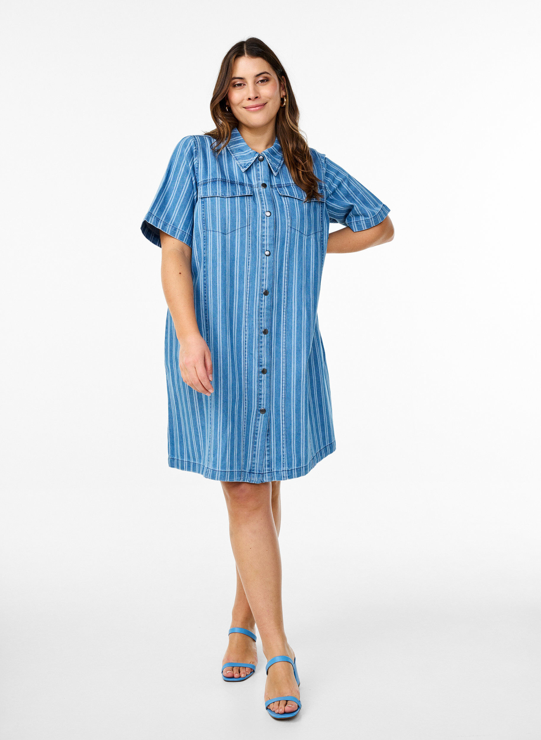 Zizzi Lyhyt denim-mekko raidallisella kuosilla, Sininen, Model image number 1