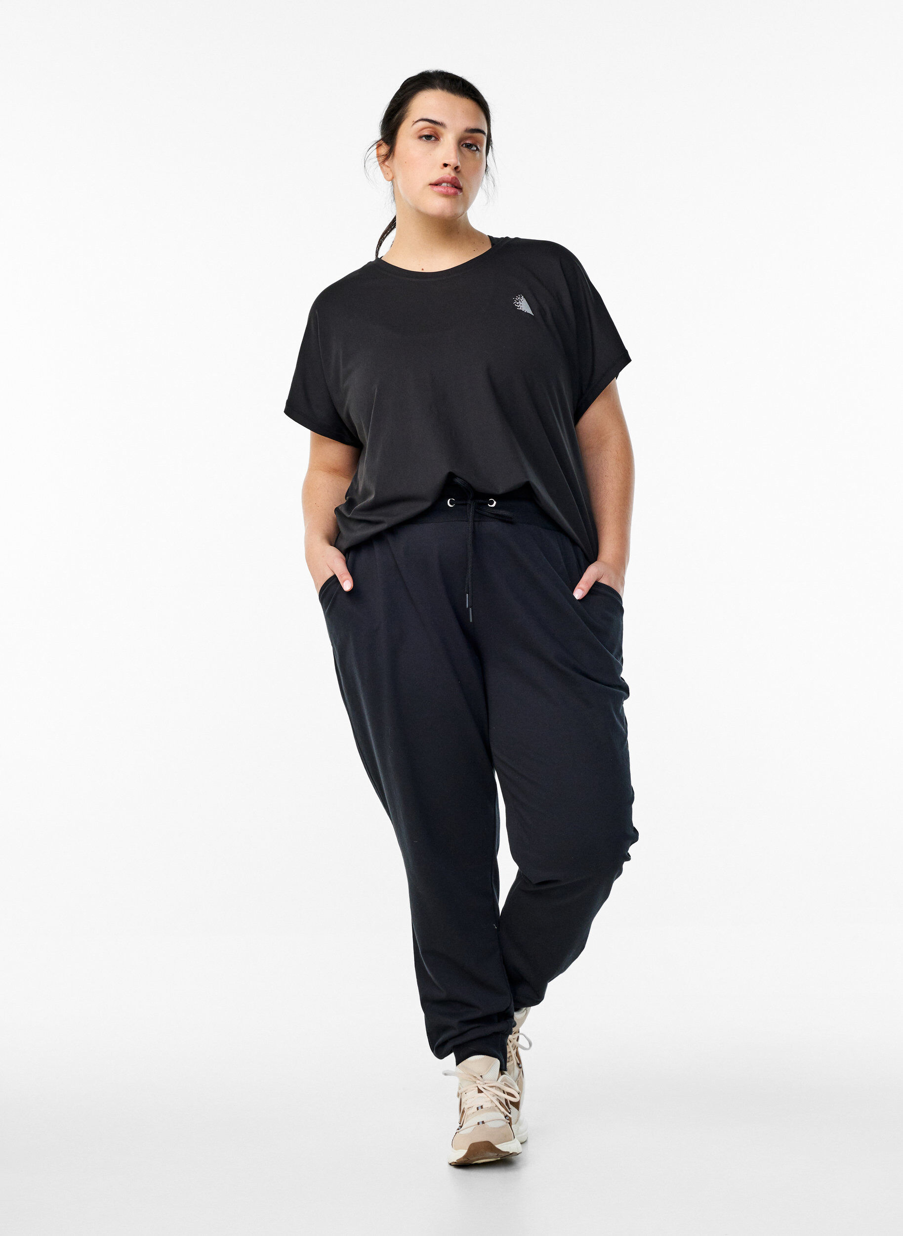 ZizziV&auml;lj&auml;t treenihousut taskuilla, Musta, Model image number 1