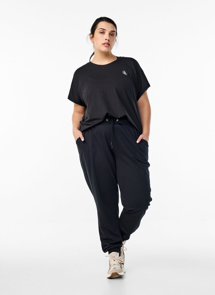 V&auml;lj&auml;t treenihousut taskuilla, Musta, Model image number 1
