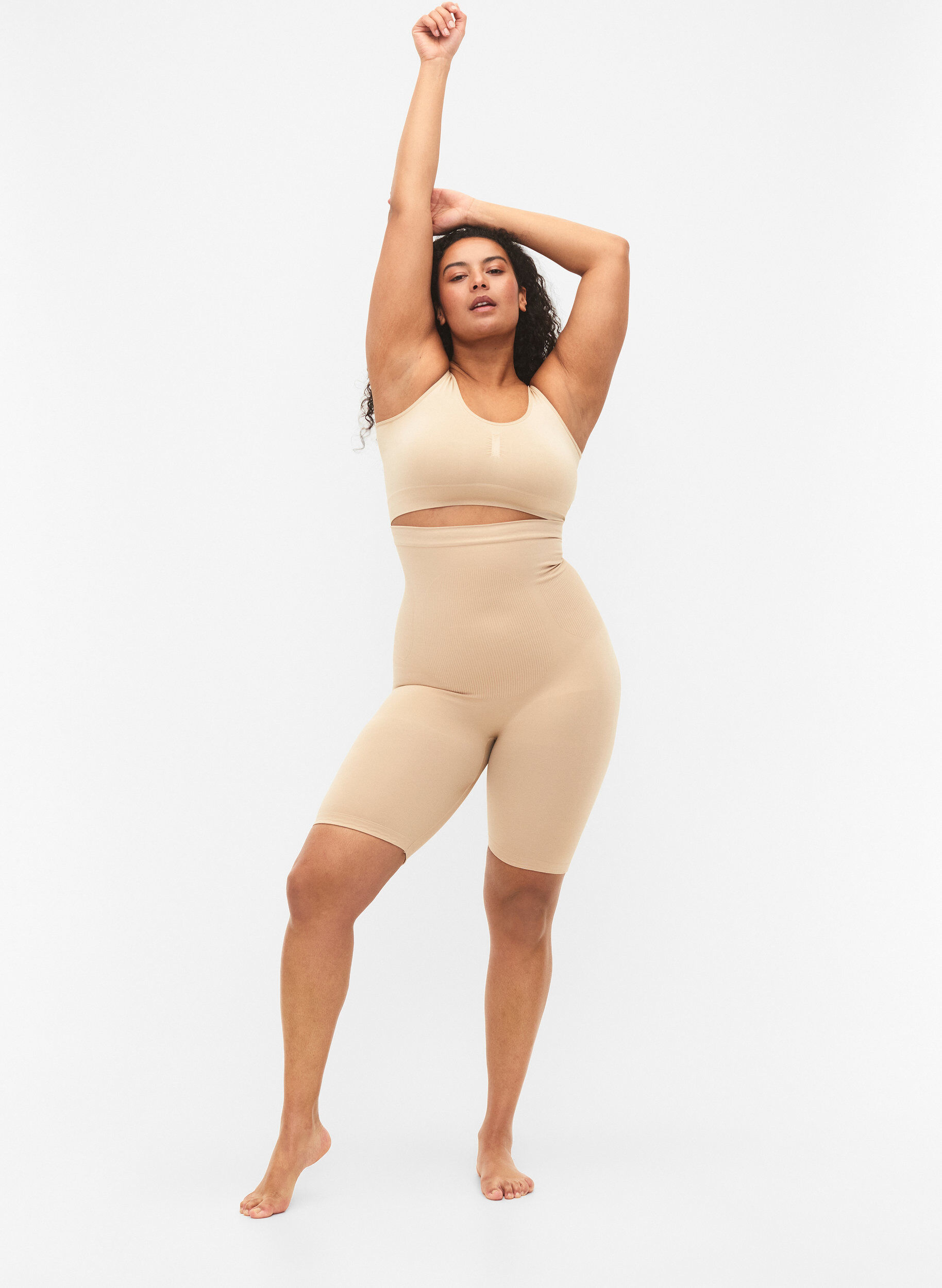 Zizzi Korkeavy&ouml;t&auml;r&ouml;iset shapewear-shortsit, Beige, Model image number 1