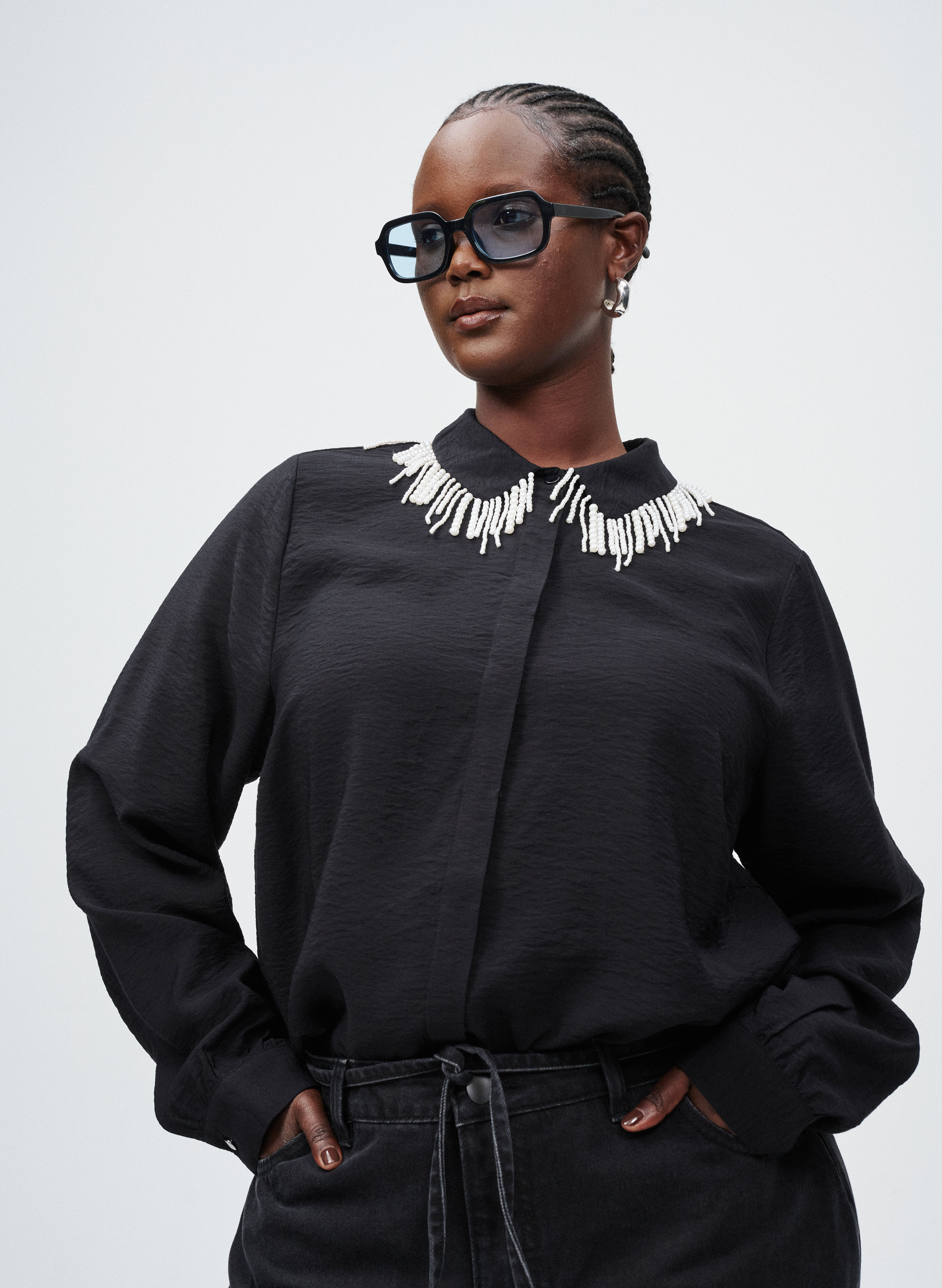 Zizzi Paita, jossa on helmikirjailtu kauluspaita, , Model