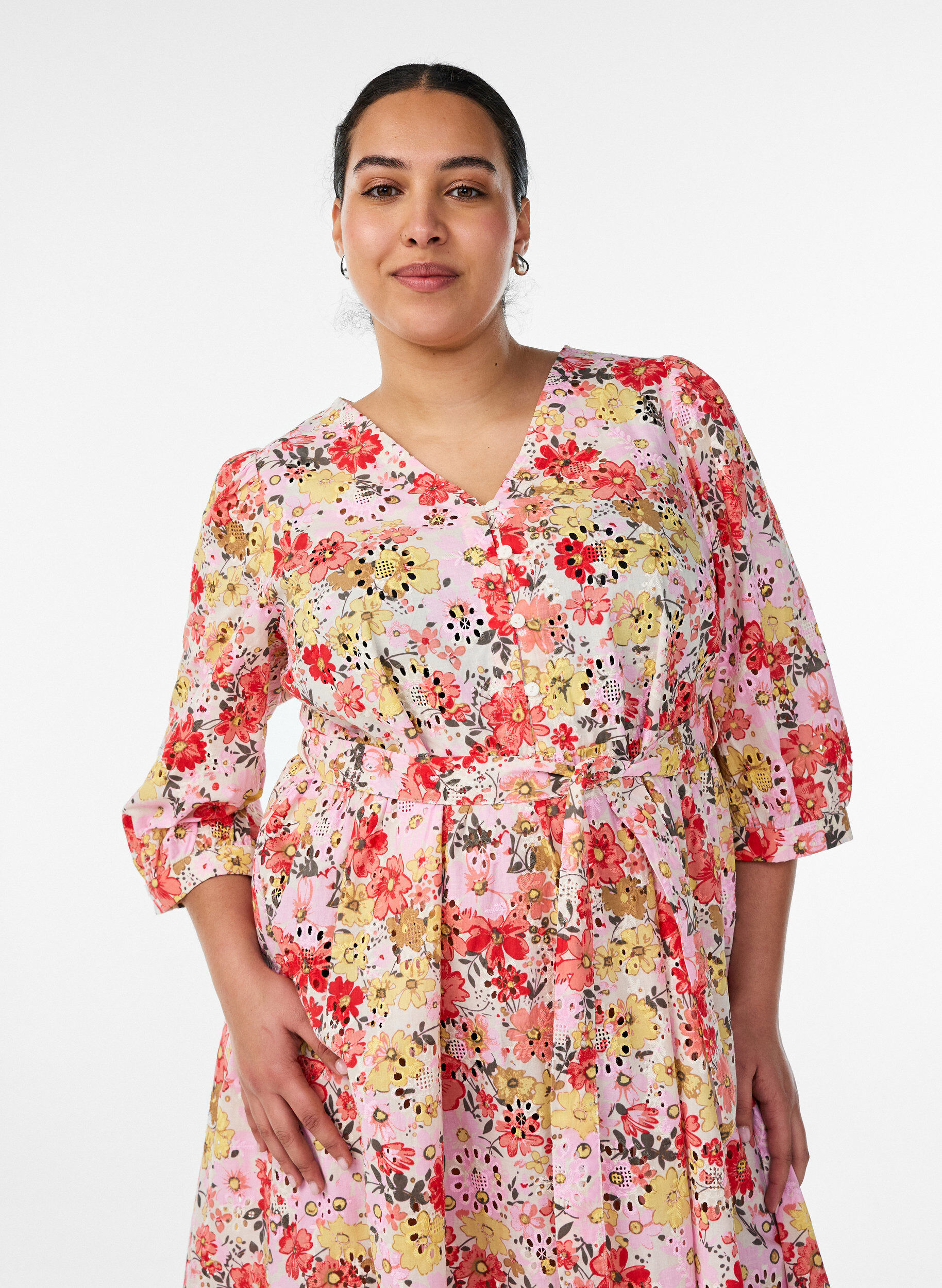 ZizziKukkakuvioinen midimekko brodeeratulla anglaise-kuviolla ja solmittavalla vy&ouml;ll&auml;, Vaaleanpunainen, Model image number 2