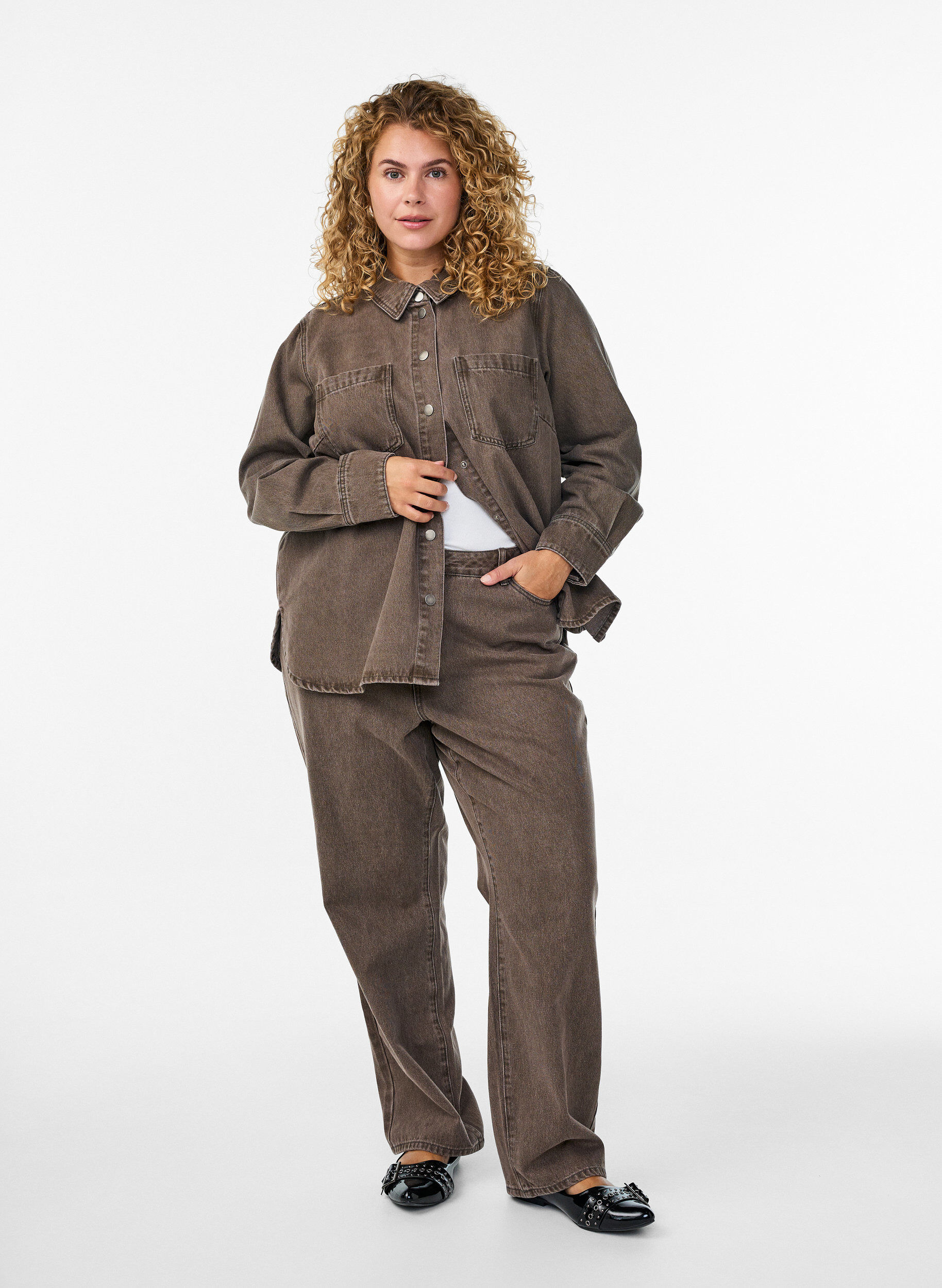 Zizzi Suorat istuvat farkut v&auml;rj&auml;tyll&auml; denimill&auml;, Ruskea, Model image number 0