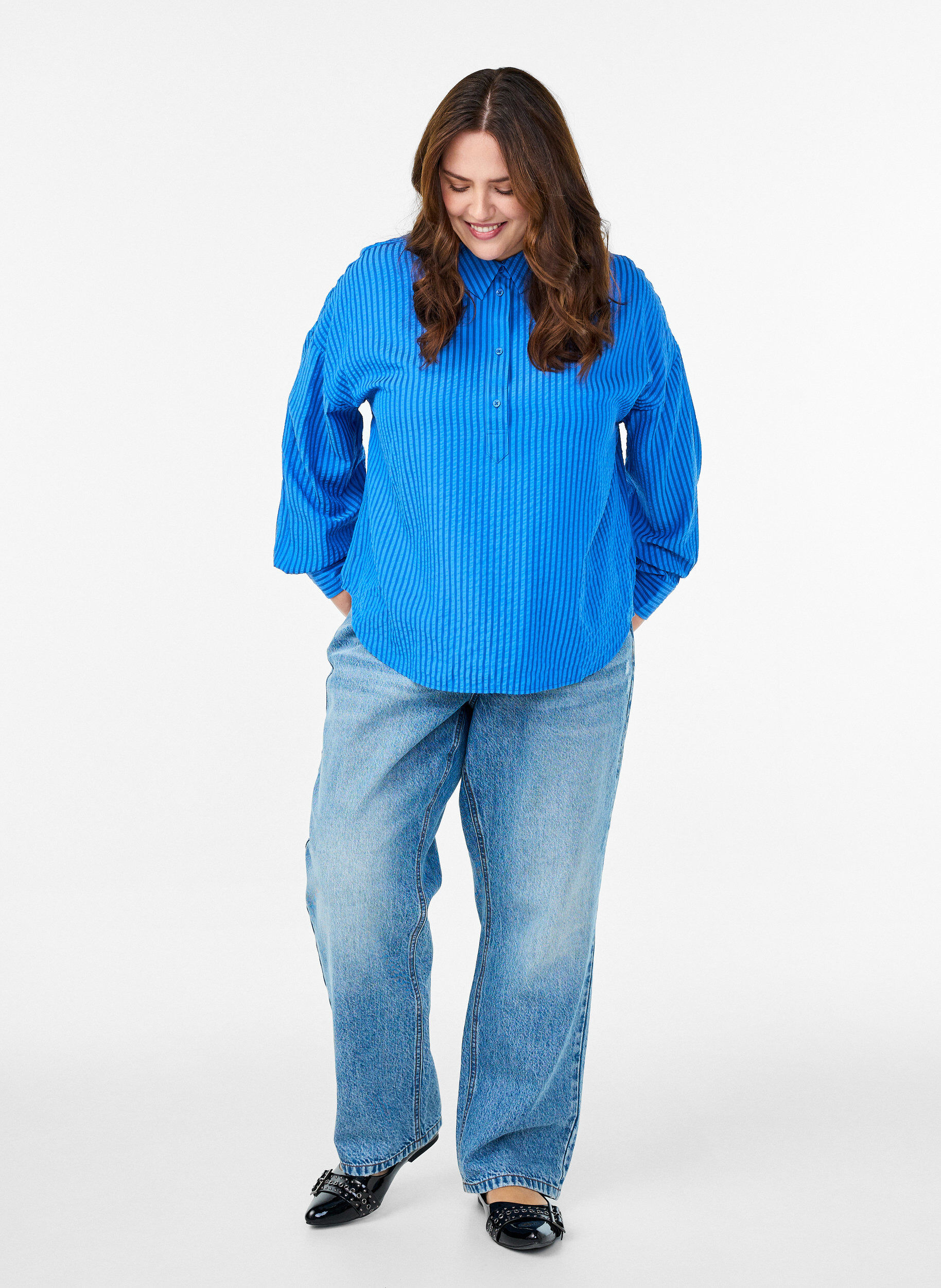 Zizzi Raidallinen paita nappiyksityiskohdalla sel&auml;ss&auml;, Sininen, Model image number 1