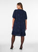 Mekko kukkatekstuurilla ja r&ouml;yhel&ouml;reunuksella, Sininen, Model image number 2