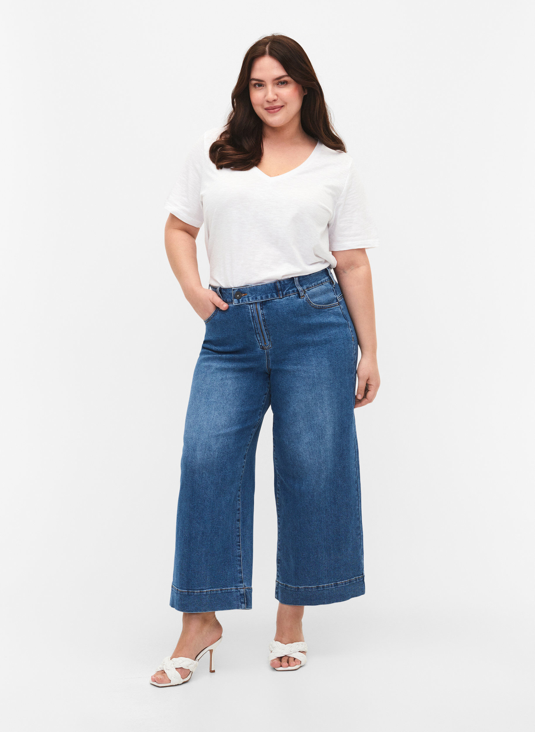 ZizziLyhythihainen perus t-paita v-p&auml;&auml;ntiell&auml;, Valkoinen, Model image number 1