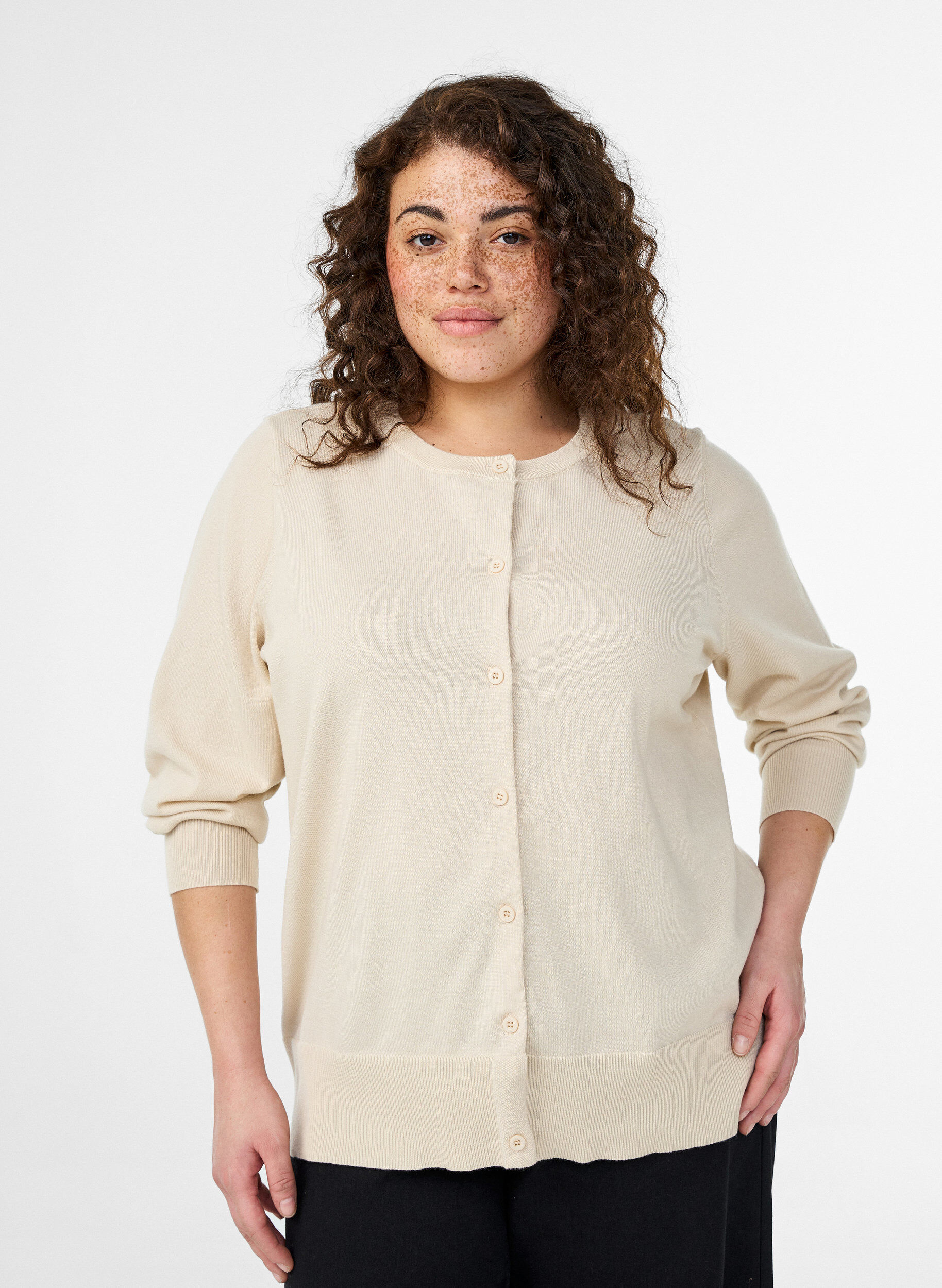 Hienoneulottu neuletakki py&ouml;re&auml;ll&auml; p&auml;&auml;ntiell&auml;, Beige, Model