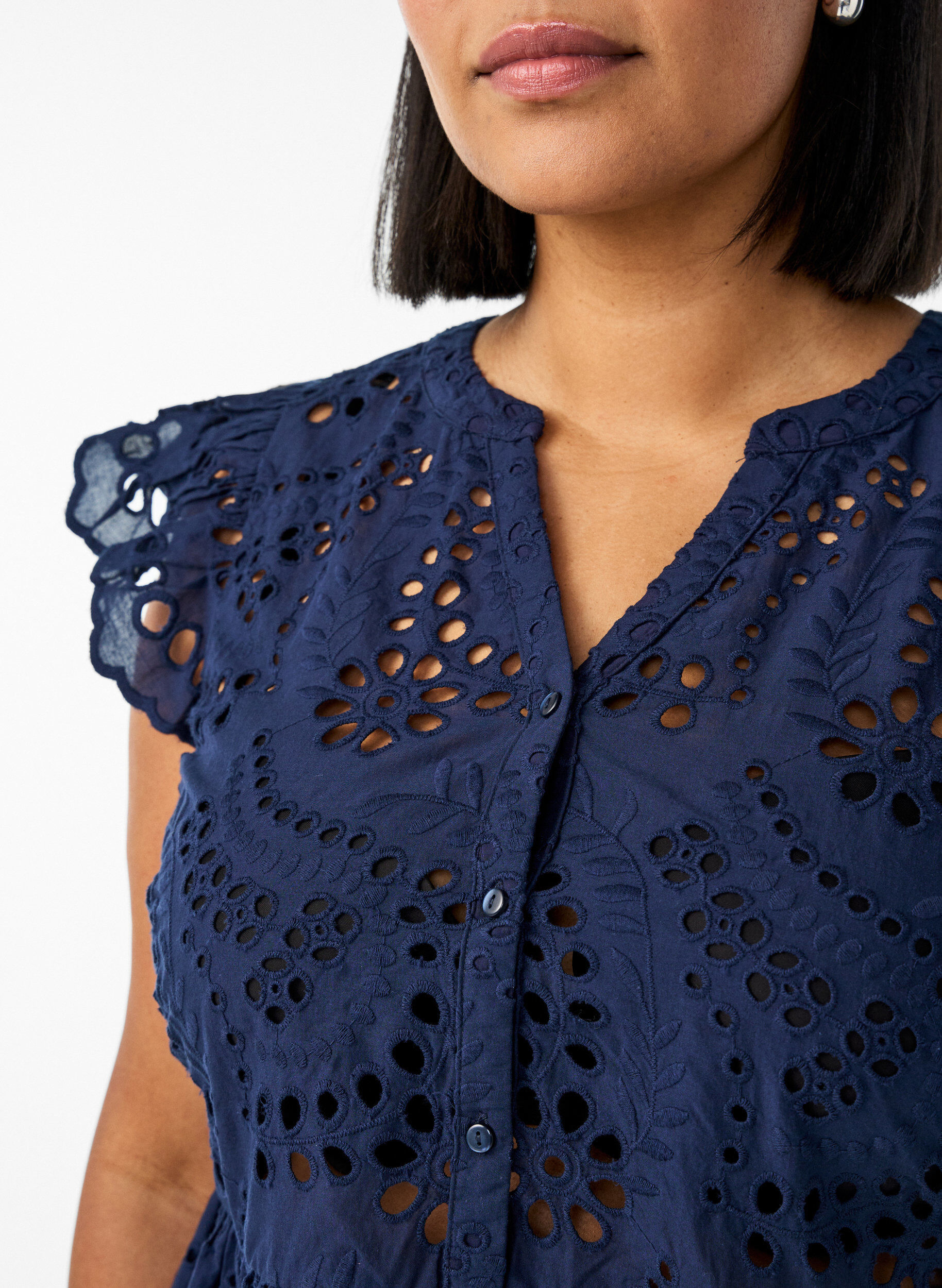 Zizzi Hihaton broderie anglaise -pusero r&ouml;yhel&ouml;ill&auml;, Sininen, Model image number 3