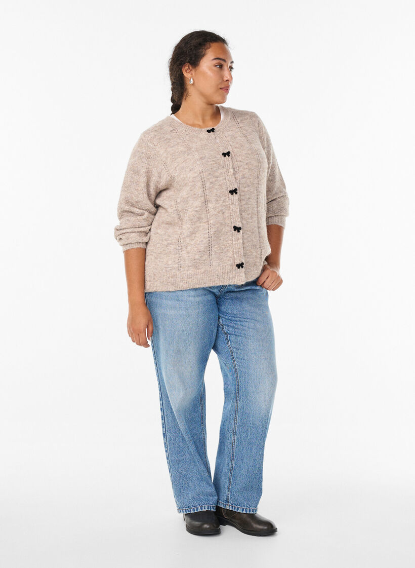 Neuletakki rusetinapeilla ja avoneulekuviolla, Beige, Model image number 1