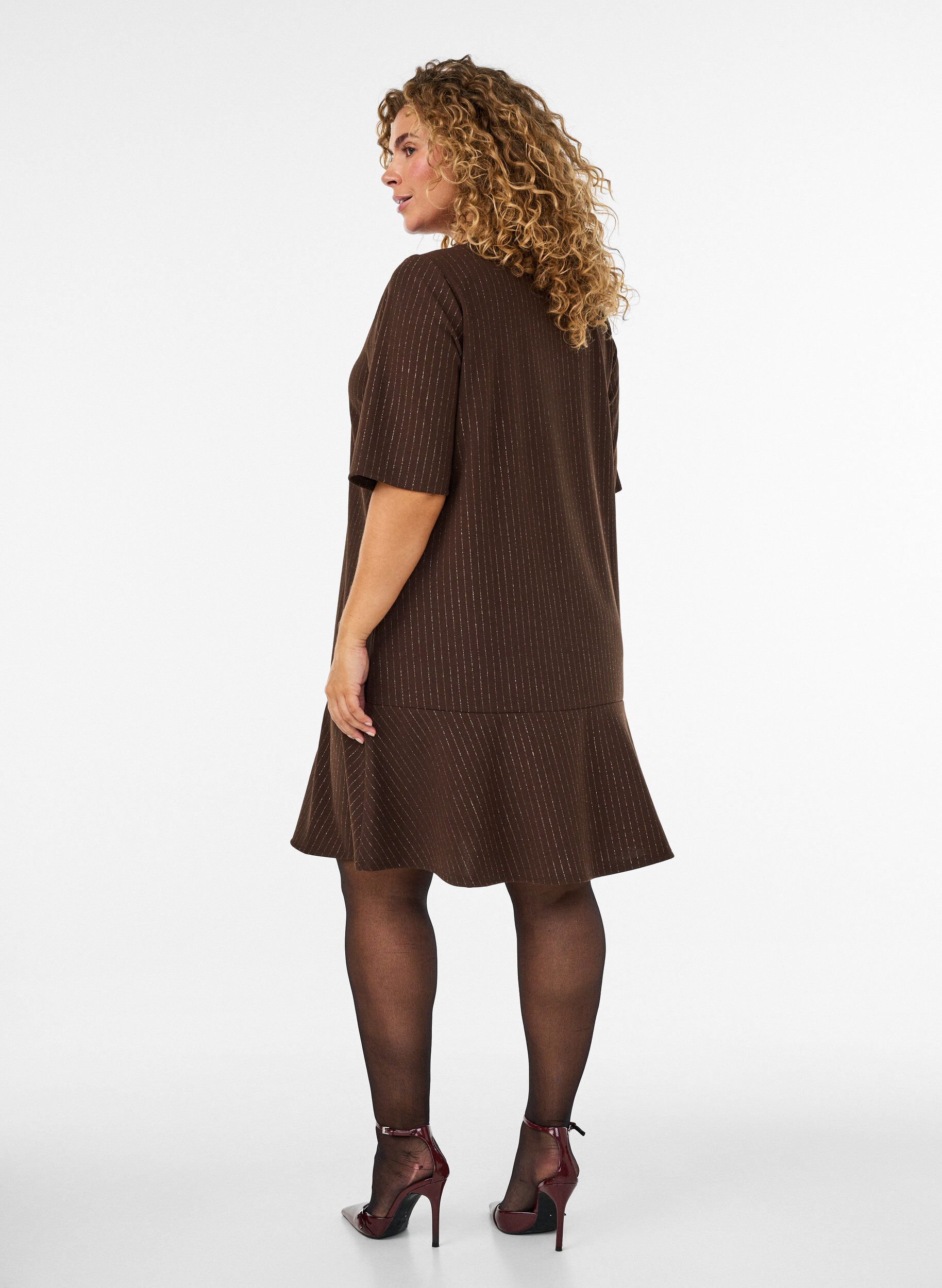 ZizziLyhyt A-linjainen mekko kimalteraidoilla, Ruskea, Model image number 2