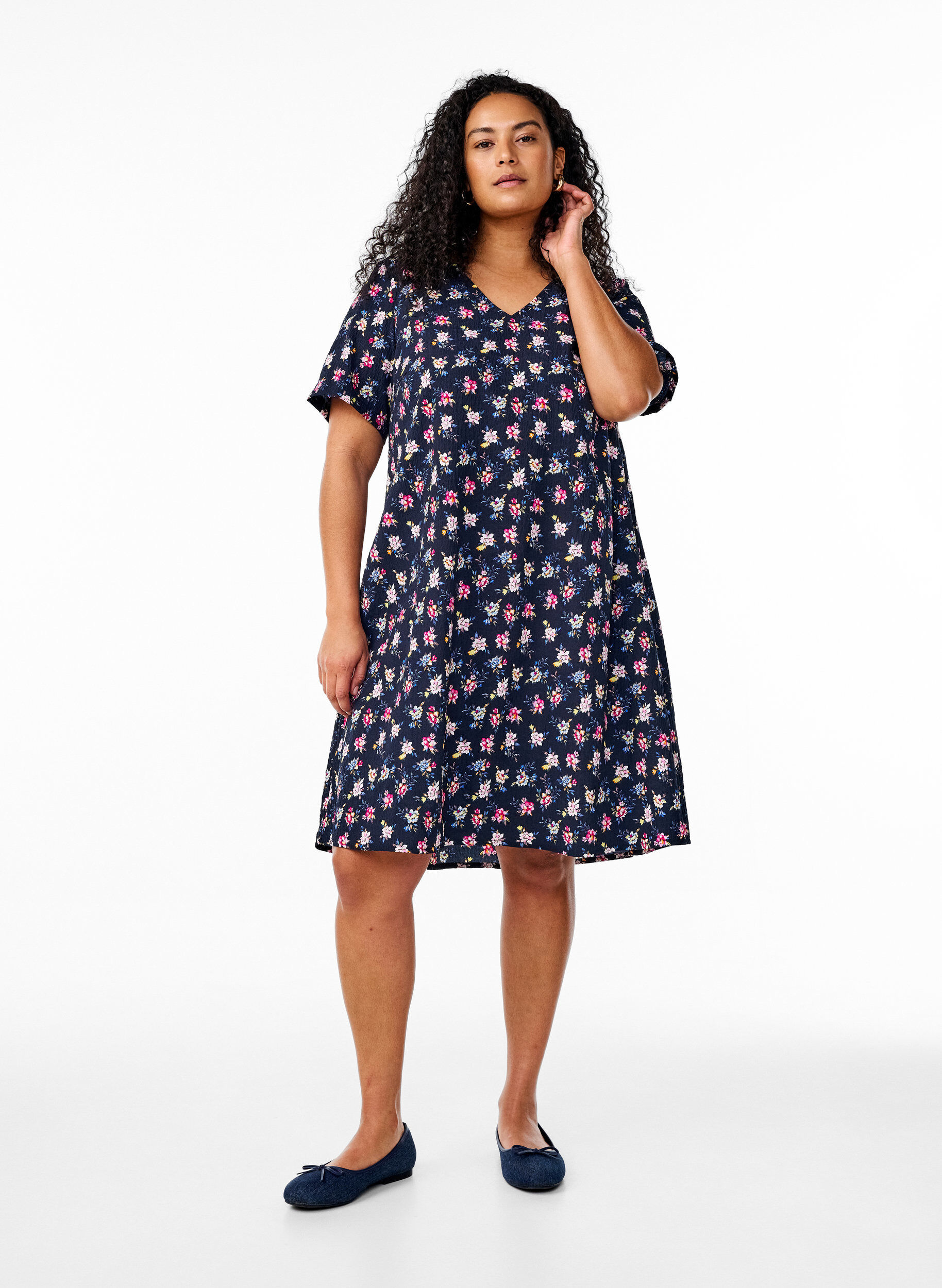 Zizzi FLASH - Lyhythihainen mekko V-p&auml;&auml;ntiell&auml;, Sininen, Model image number 1