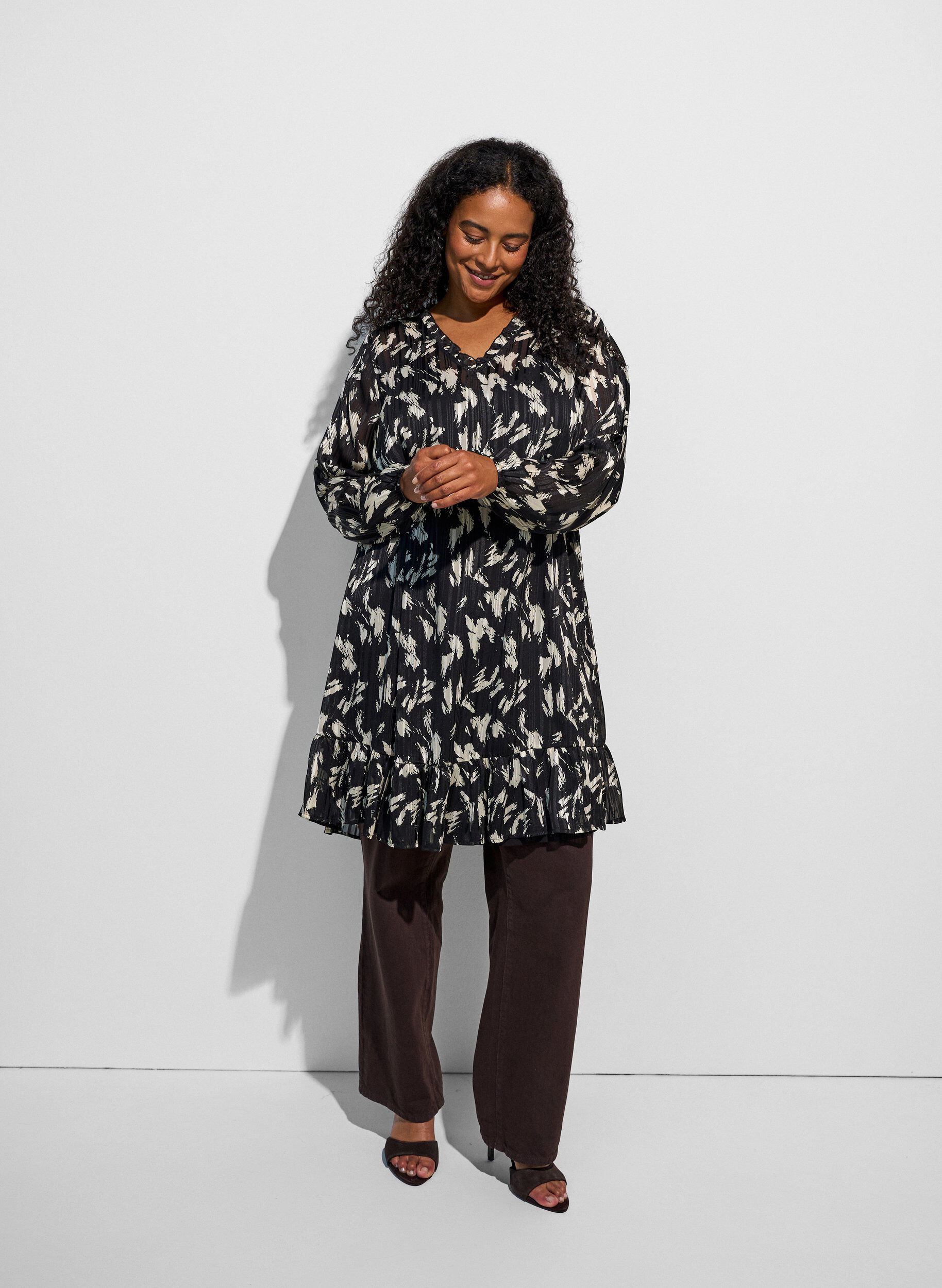 ZizziKuviollinen mekko r&ouml;yhel&ouml;ill&auml; ja pitkill&auml; hihoilla, Musta, Model image number 1
