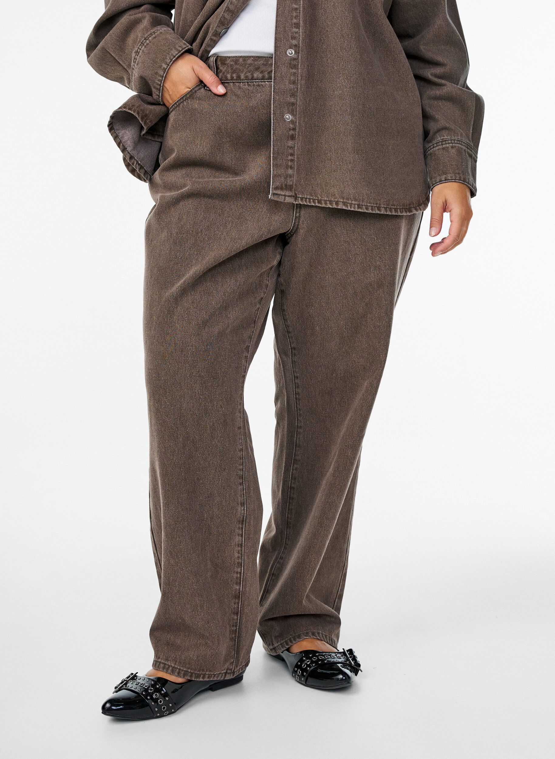 Zizzi Suorat istuvat farkut v&auml;rj&auml;tyll&auml; denimill&auml;, Ruskea, Model image number 2