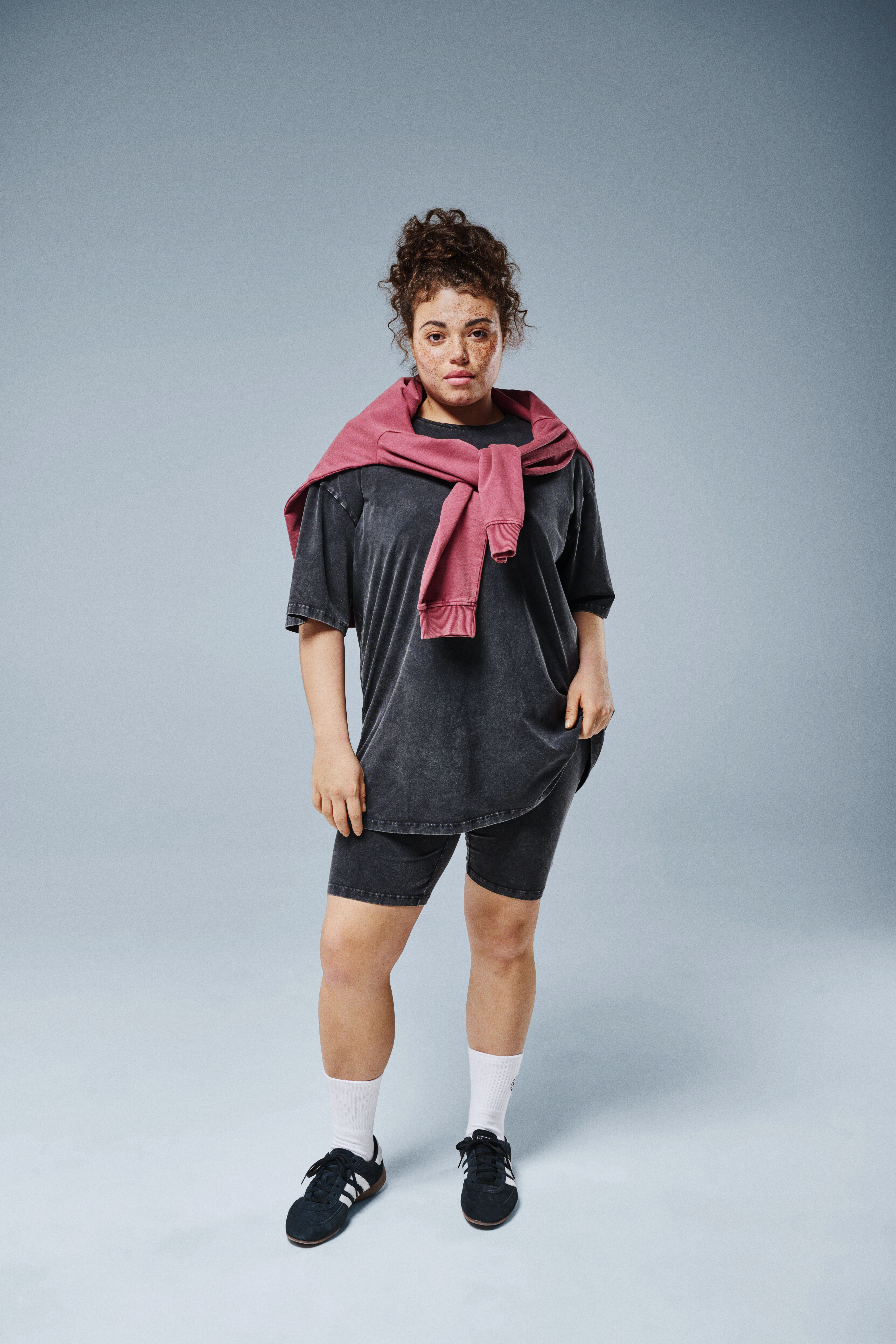 Pesun j&auml;ljilt&auml; n&auml;ytt&auml;v&auml; collegepaita, , Model