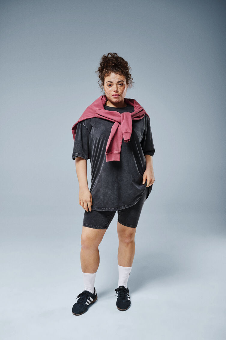 Pesun j&auml;ljilt&auml; n&auml;ytt&auml;v&auml; collegepaita, , Model