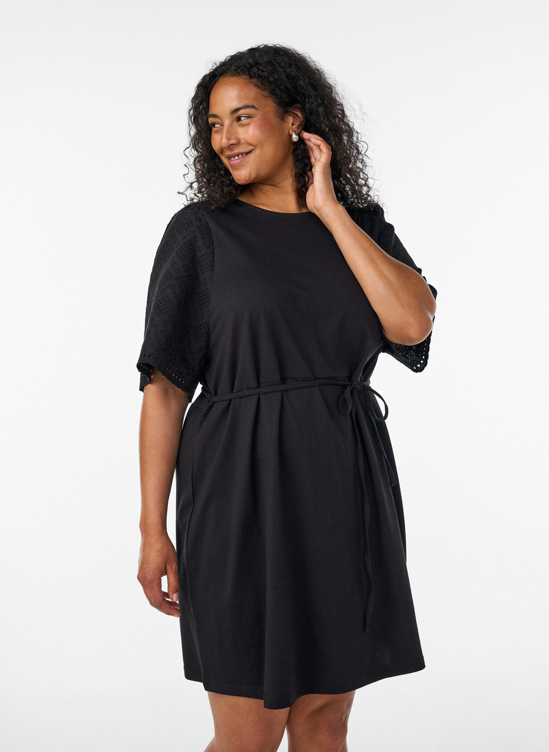 ZizziPuuvillamekko broderie anglaise -hihoilla ja vy&ouml;t&auml;r&ouml;nauhalla, Musta, Model image number 0