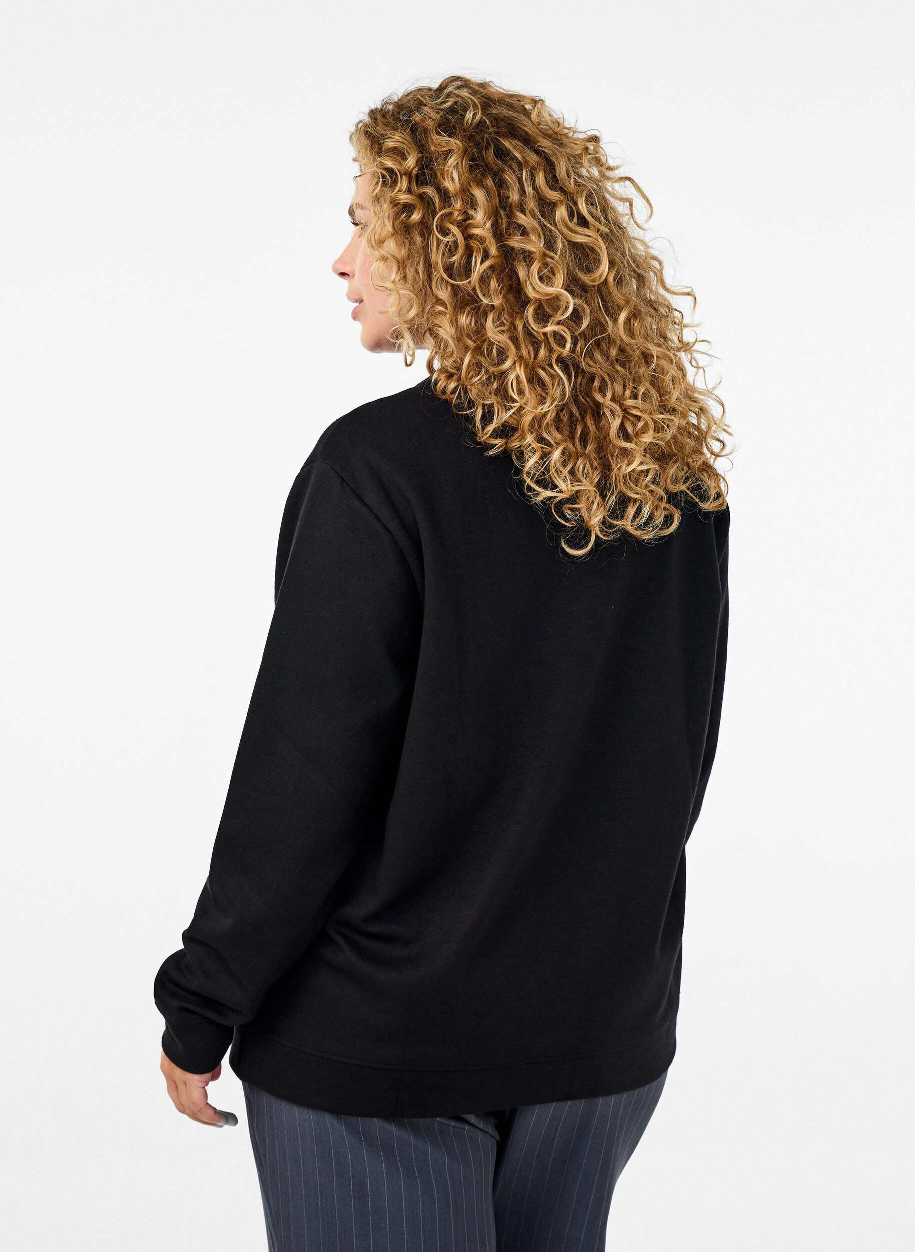 ZizziCollegepaita py&ouml;re&auml;ll&auml; p&auml;&auml;ntiell&auml;, Musta, Model image number 2