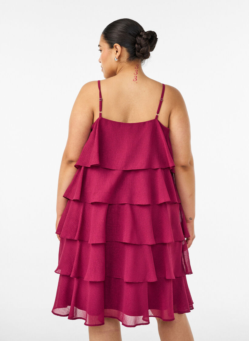 Kerrostettu mekko r&ouml;yhel&ouml;ill&auml; ja ohuilla olkaimilla, Punainen, Model image number 2