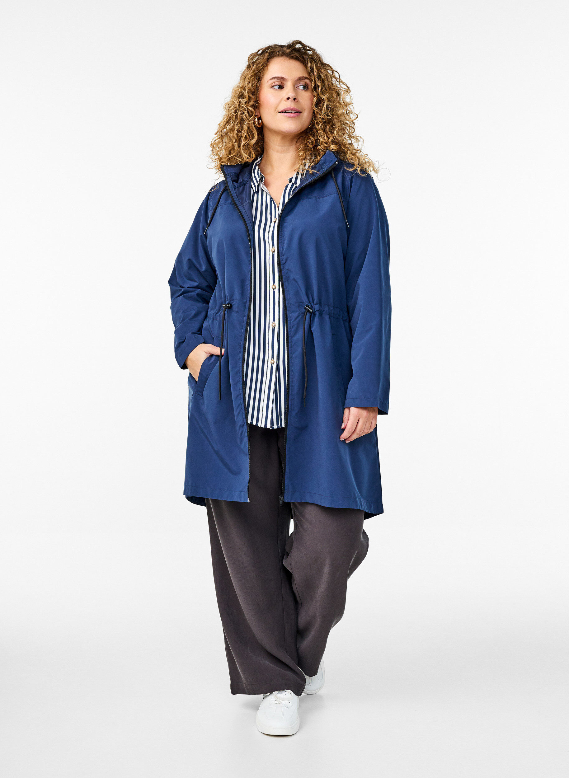 Zizzi FLASH - Kevyt hupullinen parka, Sininen, Model image number 1
