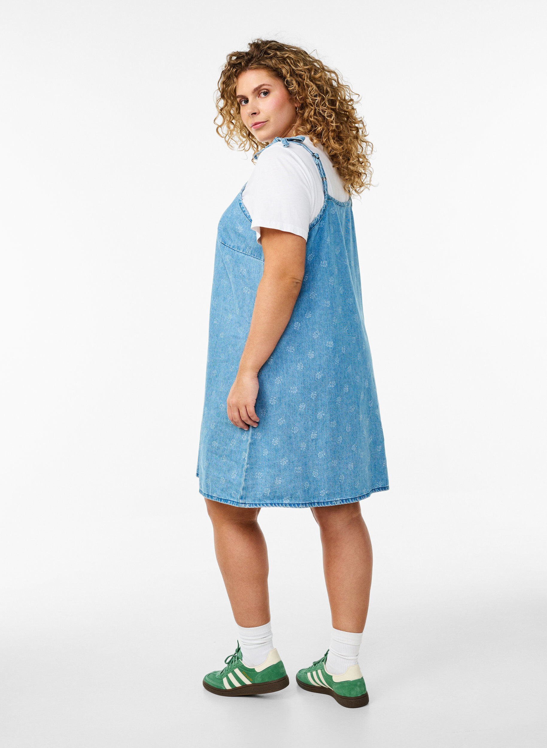 Zizzi Lyhyt denimimekko s&auml;&auml;dett&auml;vill&auml; olkaimilla, LBD w. Flower, Model image number 1