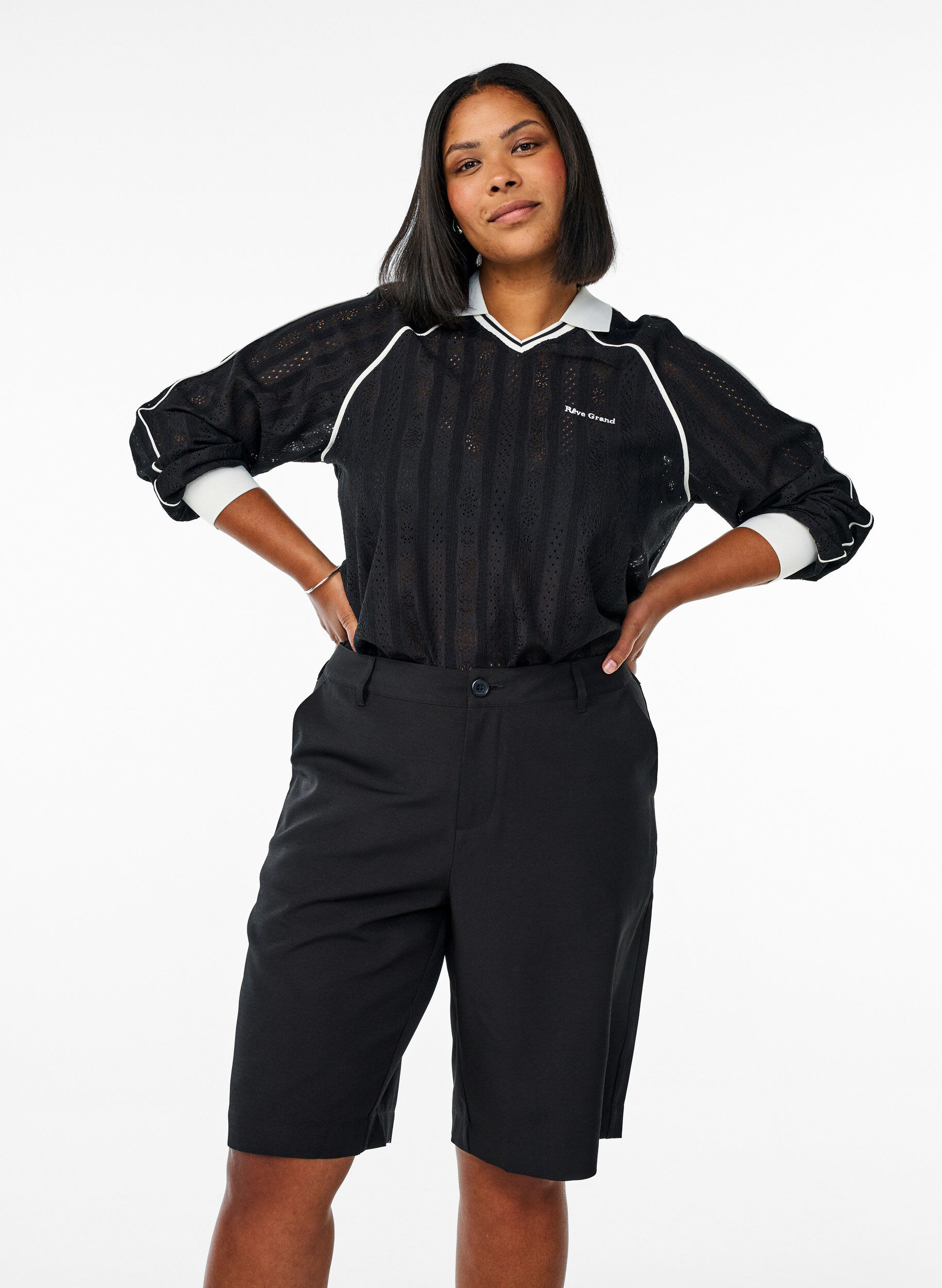 Bermudashortsit korkealla vy&ouml;t&auml;r&ouml;ll&auml;, Musta, Model