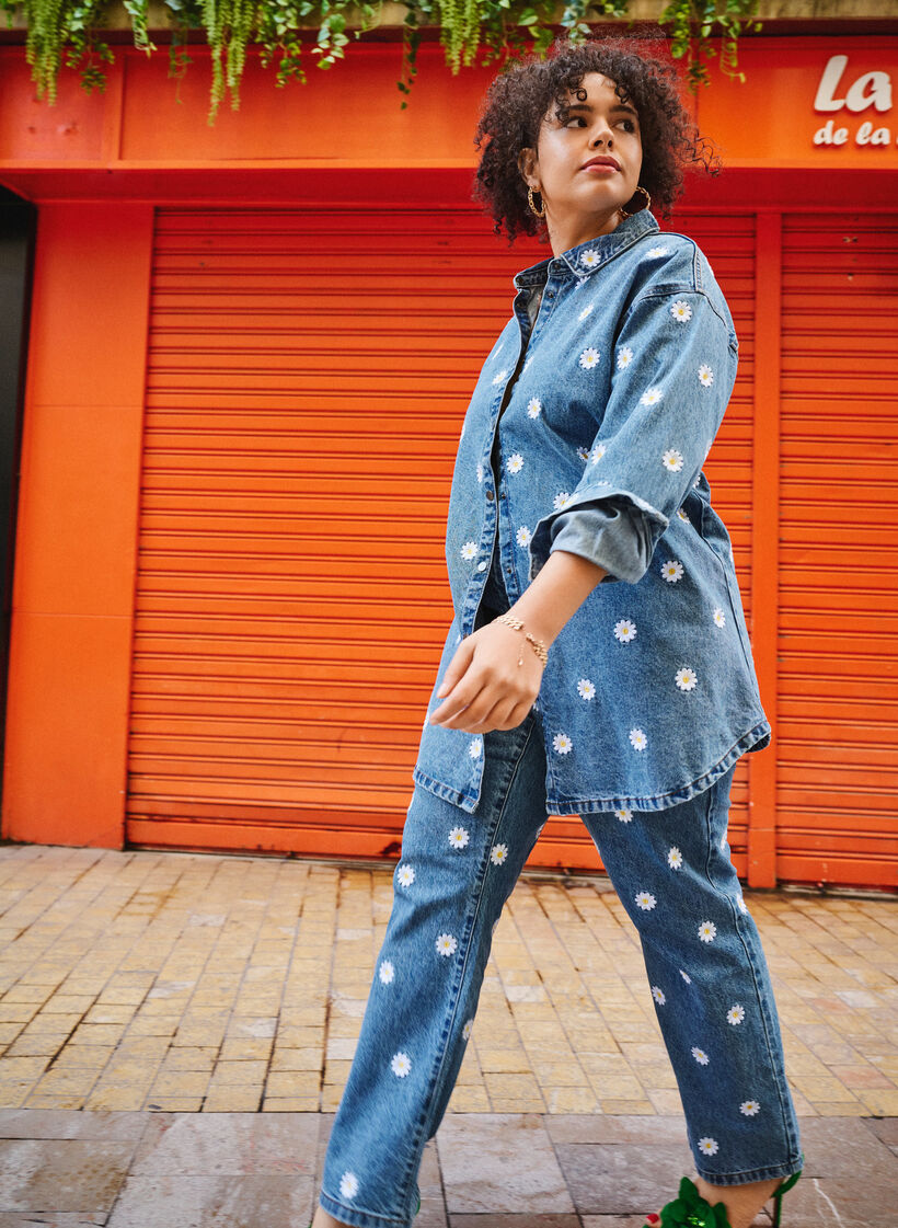 Väljä farkkupaita, jossa on kirjailtuja päivänkakkaroita, L.B. Flower, Image image number 0