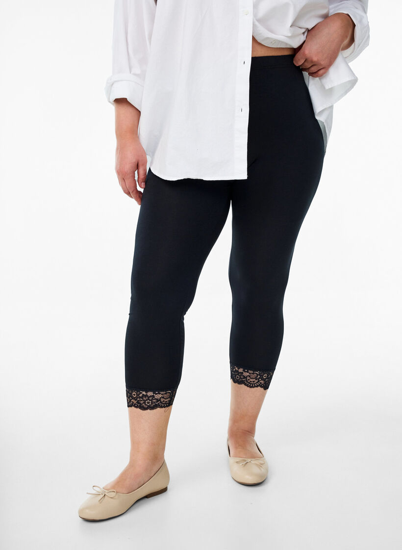 Perusmalliset 3/4-leggingsit pitsilahkeilla, Musta, Model image number 0