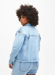 Lyhyt farkkutakki, jossa on kulutettuja yksityiskohtia, Light Blue Denim, Model
