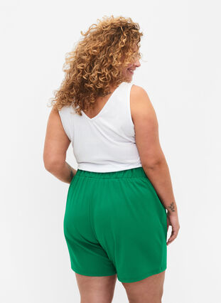 Shortsit, joissa on taskut ja väljä istuvuus, Jolly Green, Model image number 1