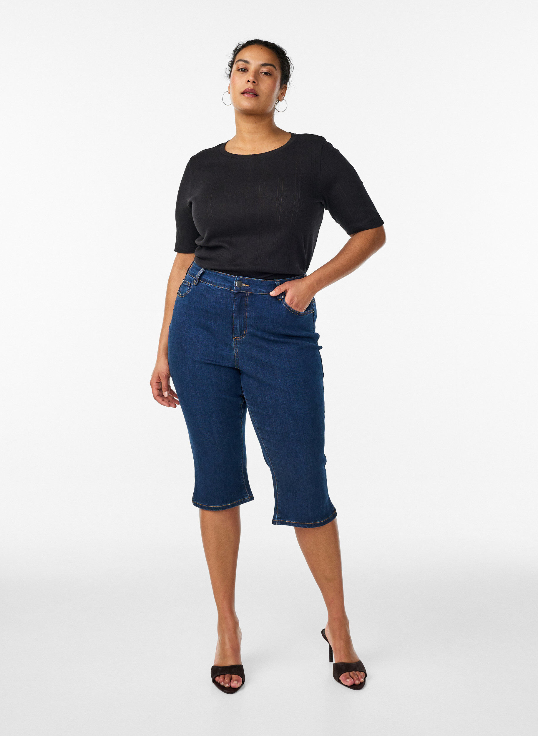 Zizzi Puuvillainen T-paita reik&auml;kirjonnalla, Musta, Model image number 1