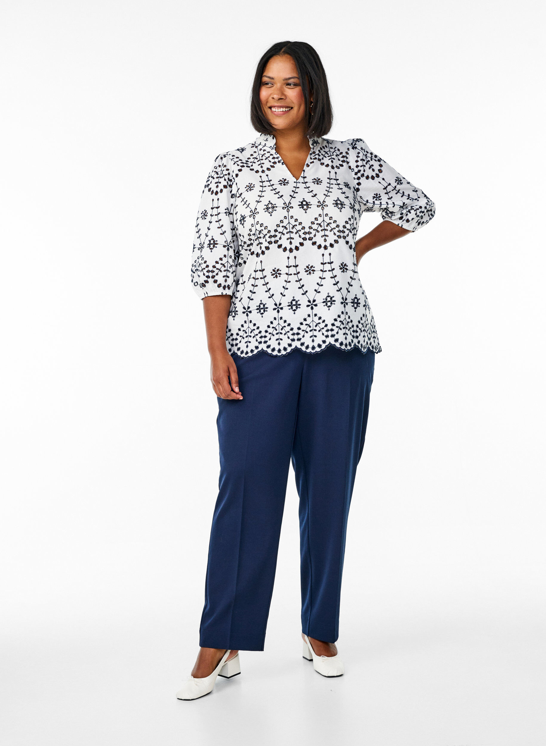 Zizzi 3/4-hihainen pusero kontrastiv&auml;risell&auml; broderie anglaise -kirjailulla, Valkoinen, Model image number 1