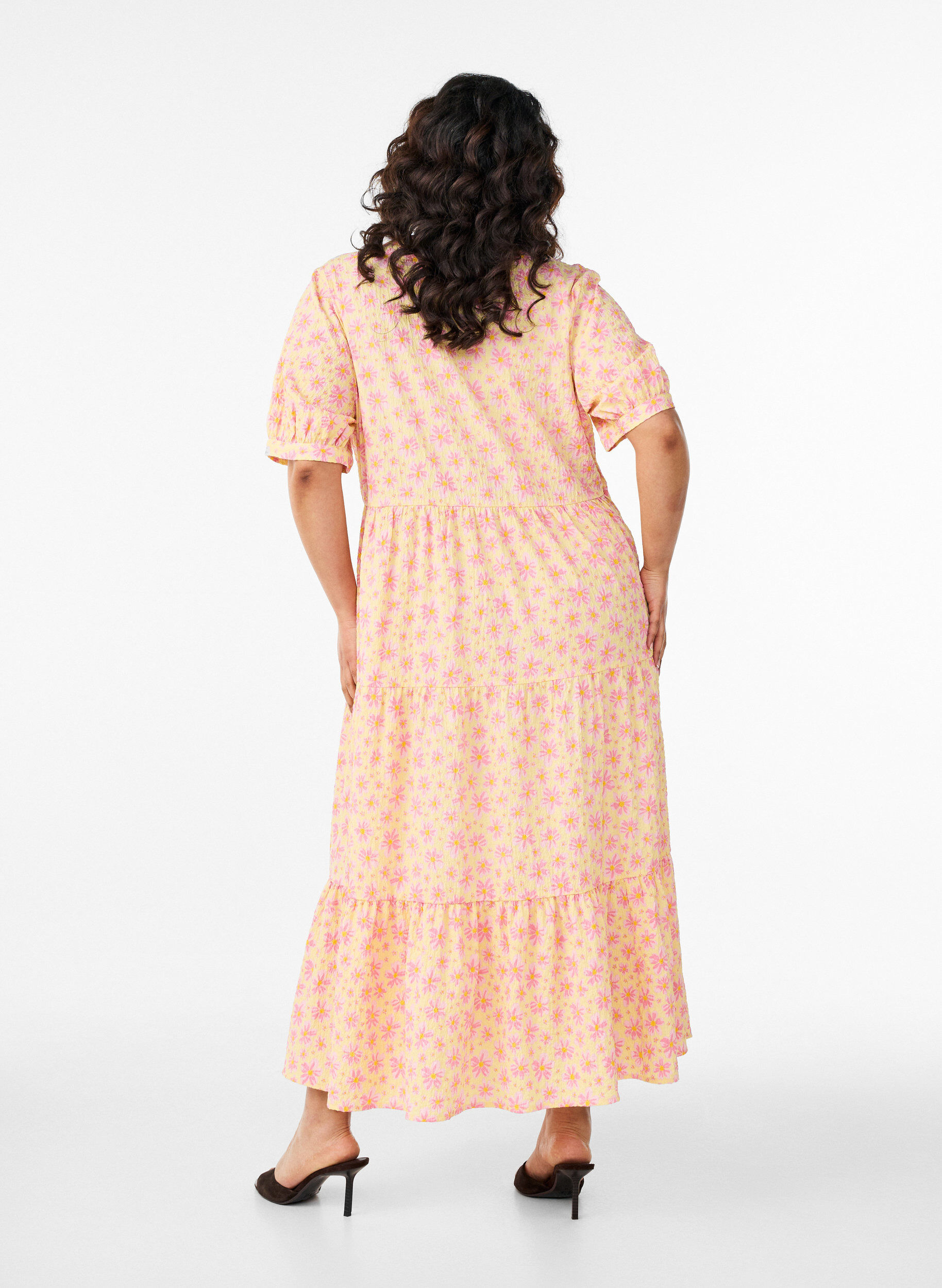 ZizziNilkkapituinen mekko lyhyill&auml; hihoilla ja kerroksellisilla r&ouml;yhel&ouml;ill&auml;, Keltainen, Model image number 1