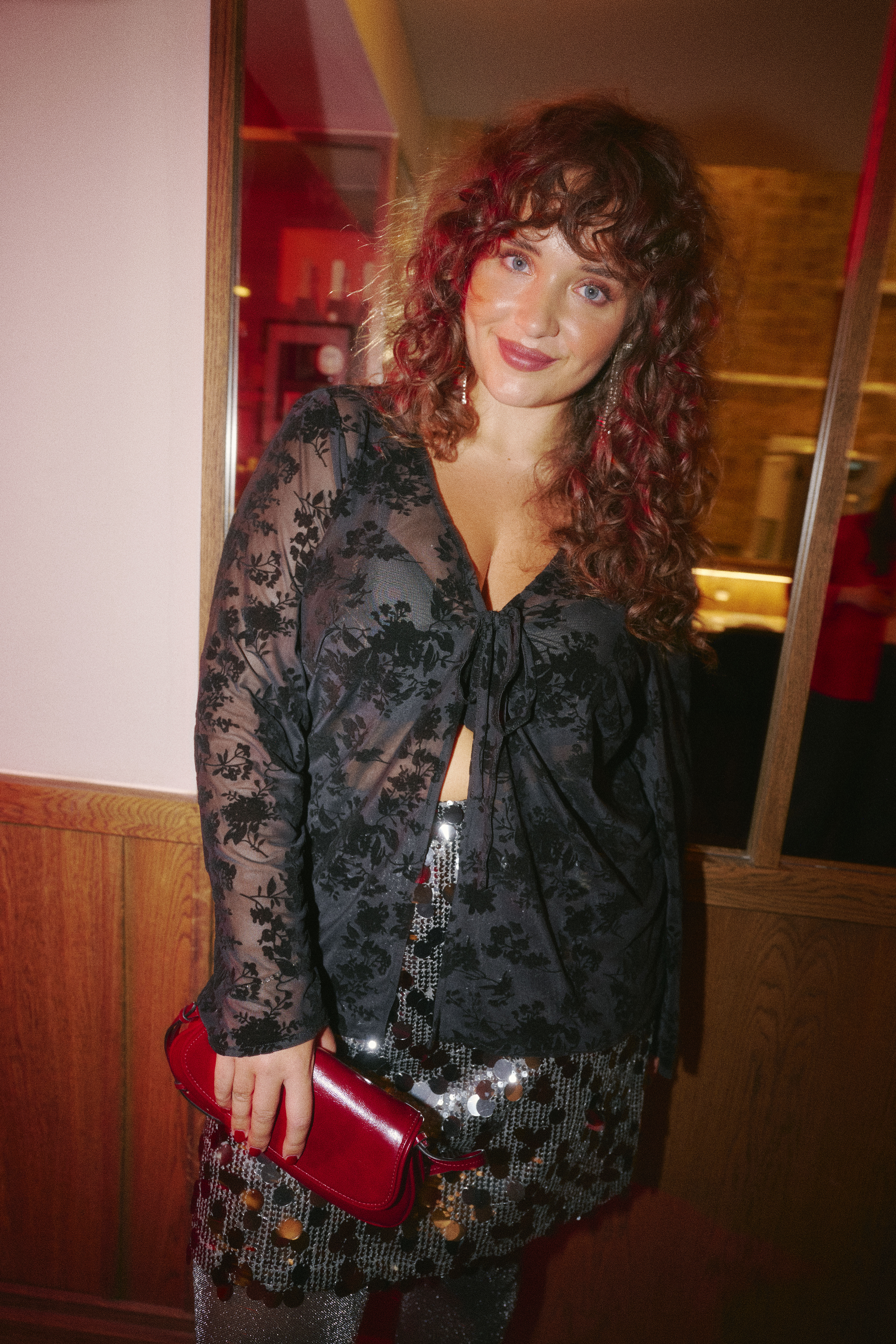 Tummaa glamouria kimalluksin, , Model