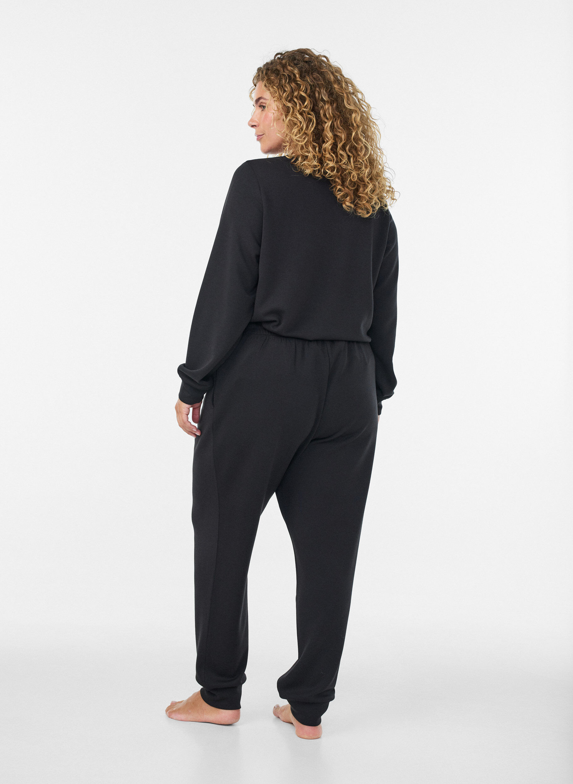 ZizziJerseyhousut korkealla vy&ouml;t&auml;r&ouml;ll&auml; ja taskuilla, Musta, Model image number 1
