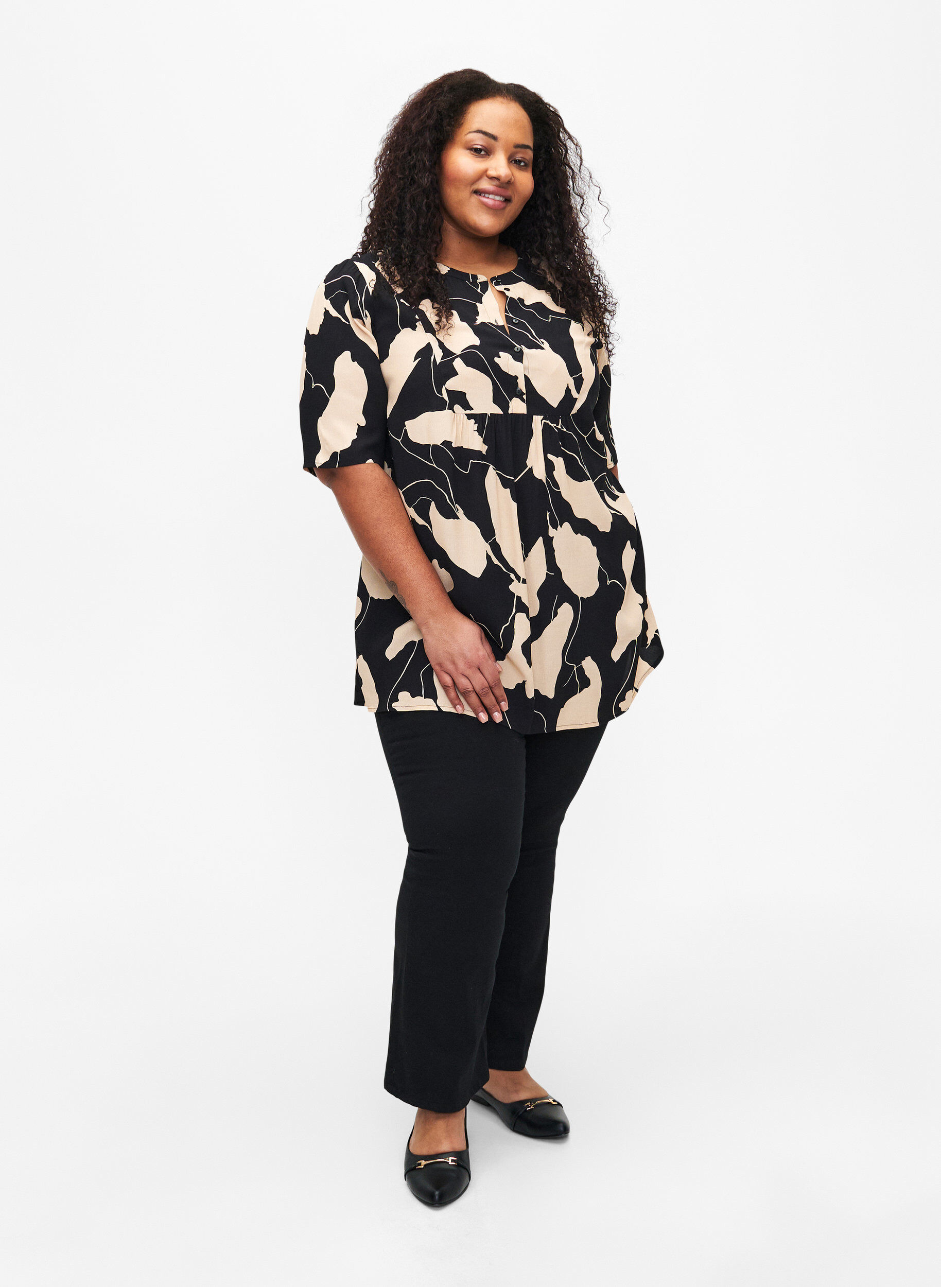 Zizzi Viskoositunika printill&auml;, Black AOP, Model image number 2