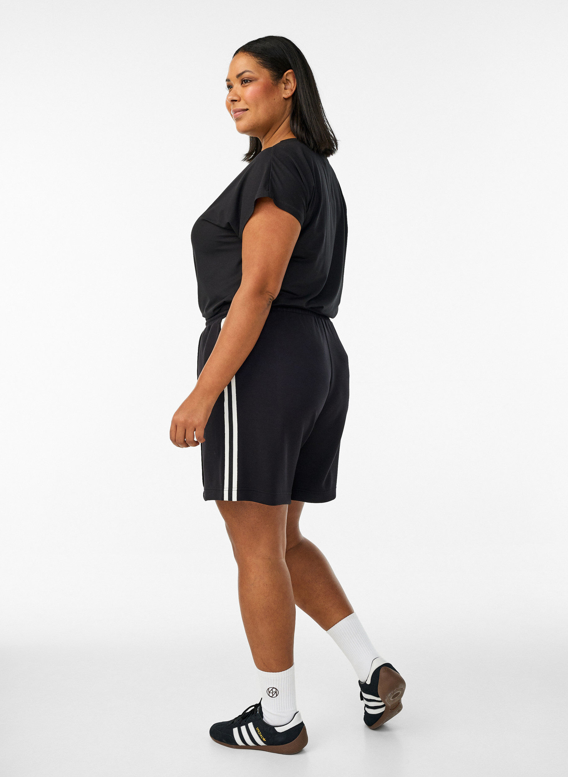 Zizzi Korkeavy&ouml;t&auml;r&ouml;iset shortsit raidoilla, Musta, Model image number 2