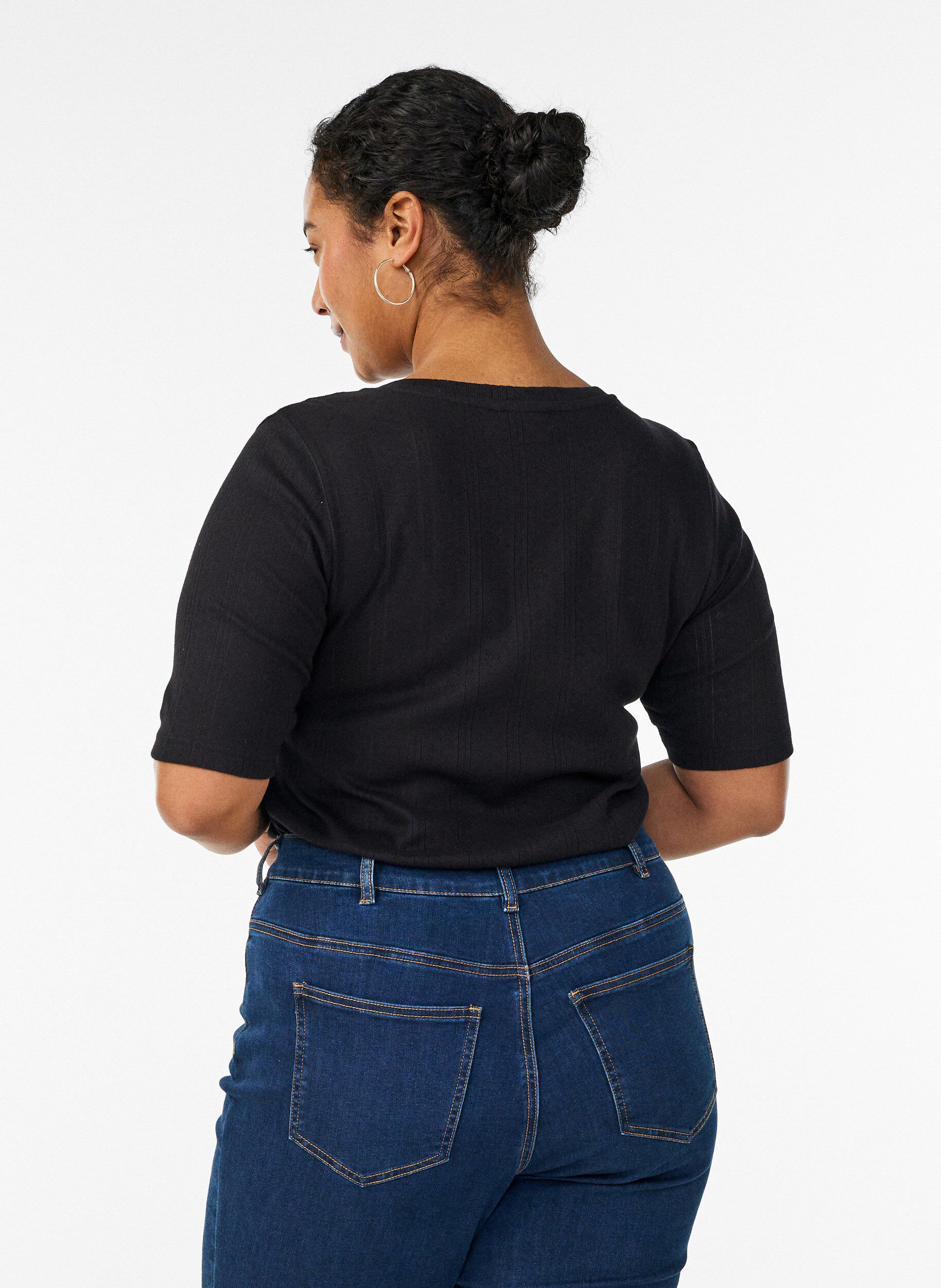 Zizzi Puuvillainen T-paita reik&auml;kirjonnalla, Musta, Model image number 2