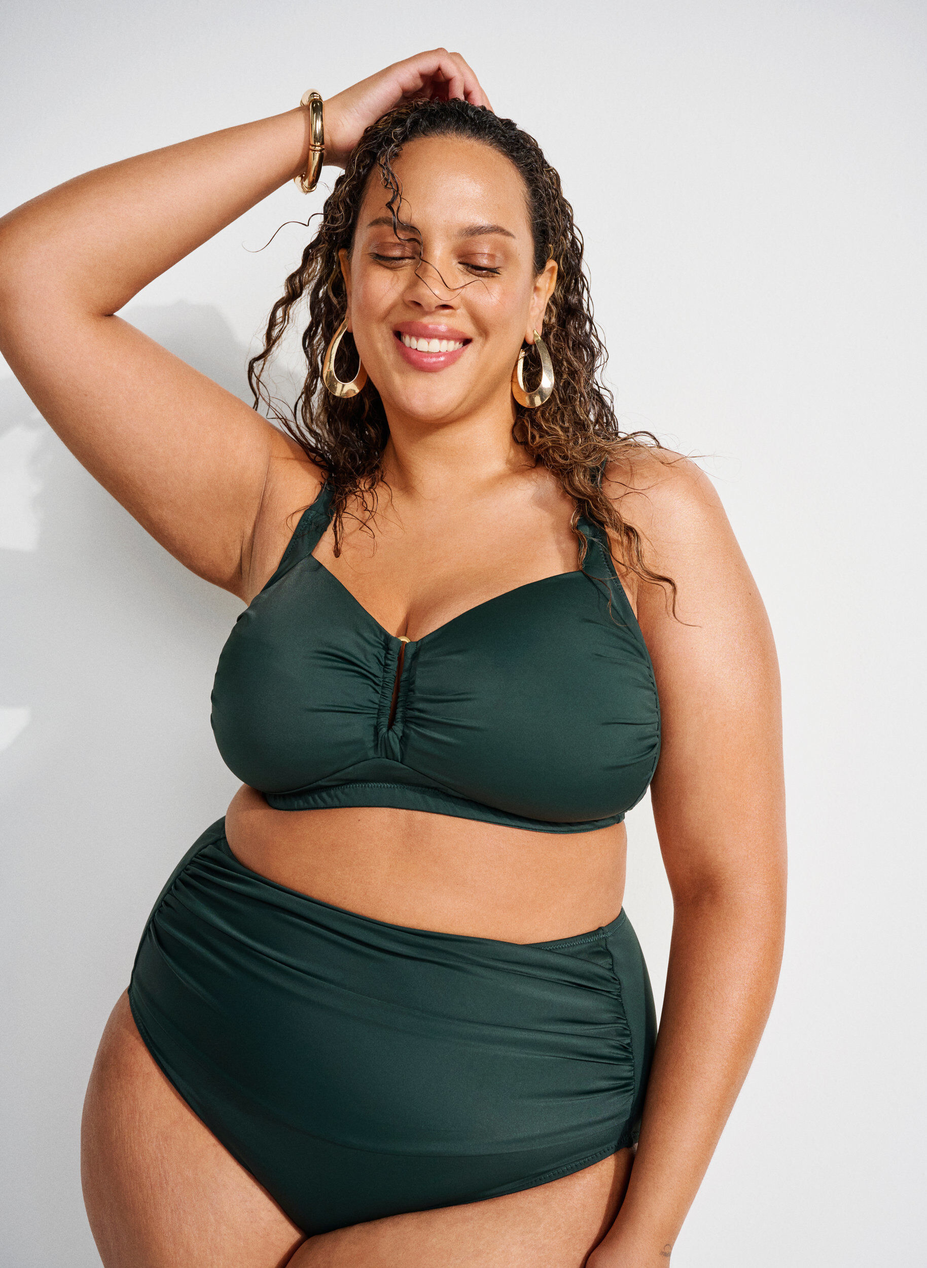 Topattu bikiniyl&auml;osa rengasyksityiskohdalla