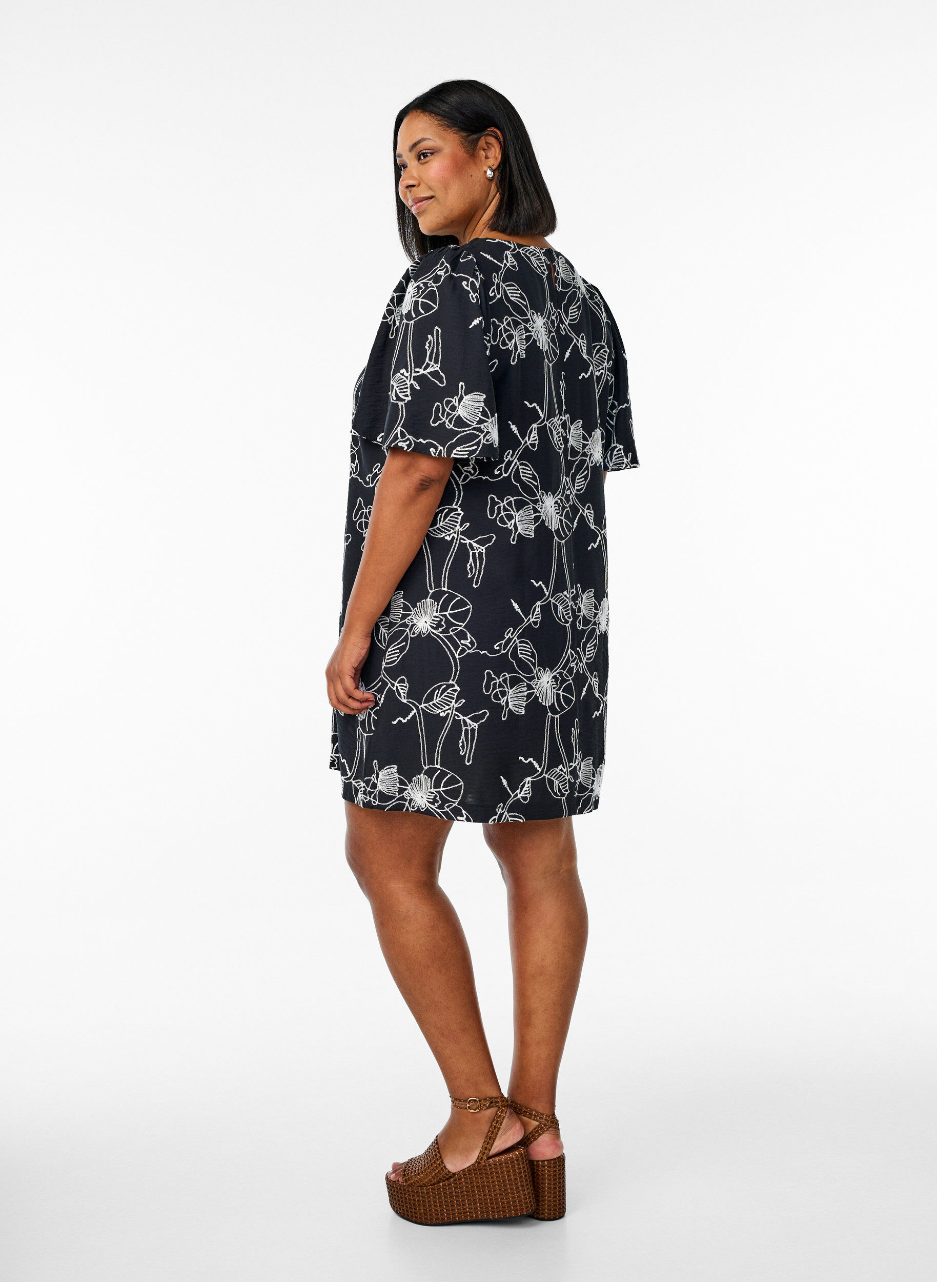 Zizzi Lyhyt A-linjainen mekko kirjaillulla kuviolla, Musta, Model image number 2