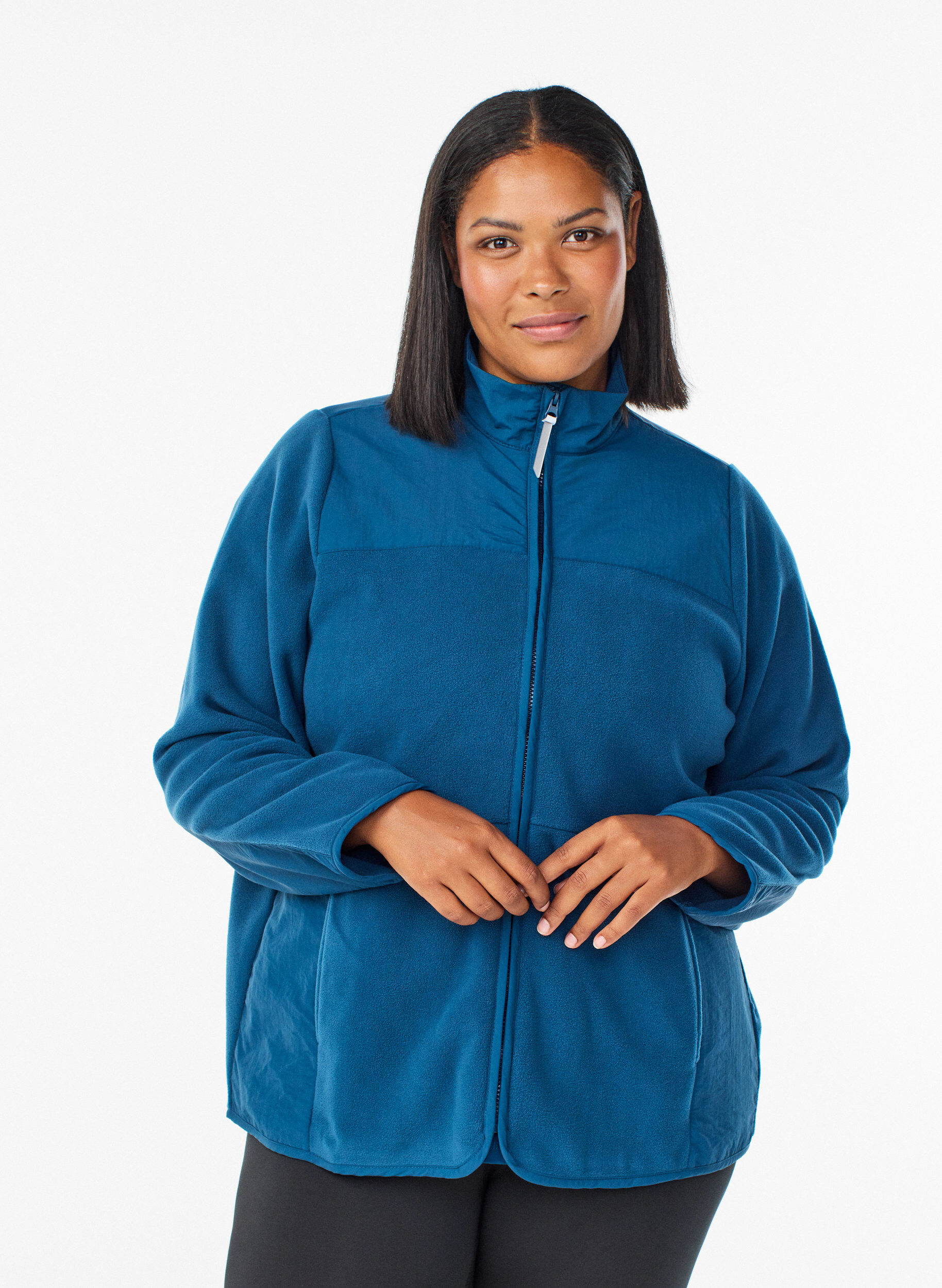 Fleece-takki korkealla kauluksella ja taskuilla, Sininen, Model