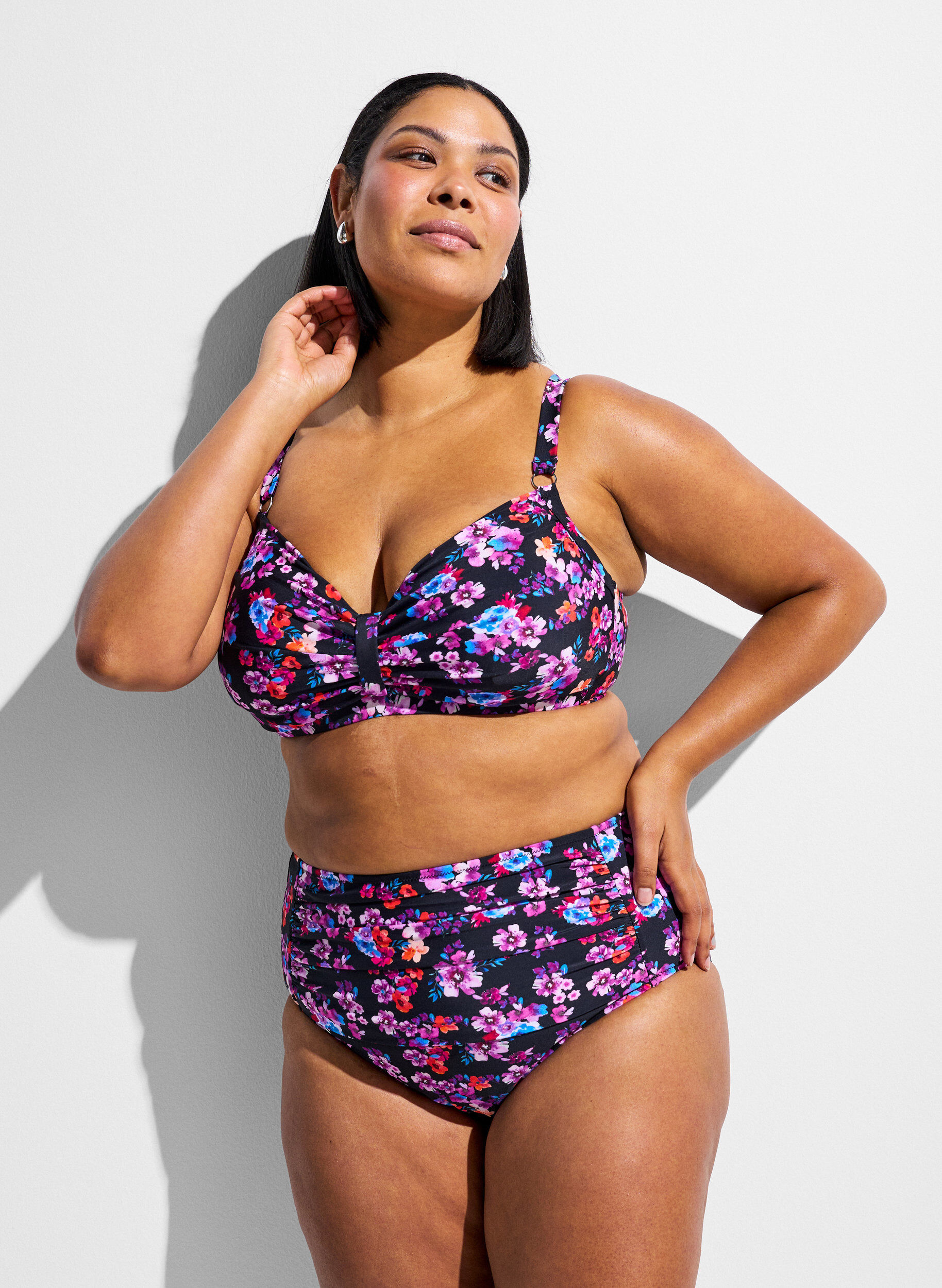 Korkeavy&ouml;t&auml;r&ouml;iset bikinihousut kuosilla, Violetti, Model