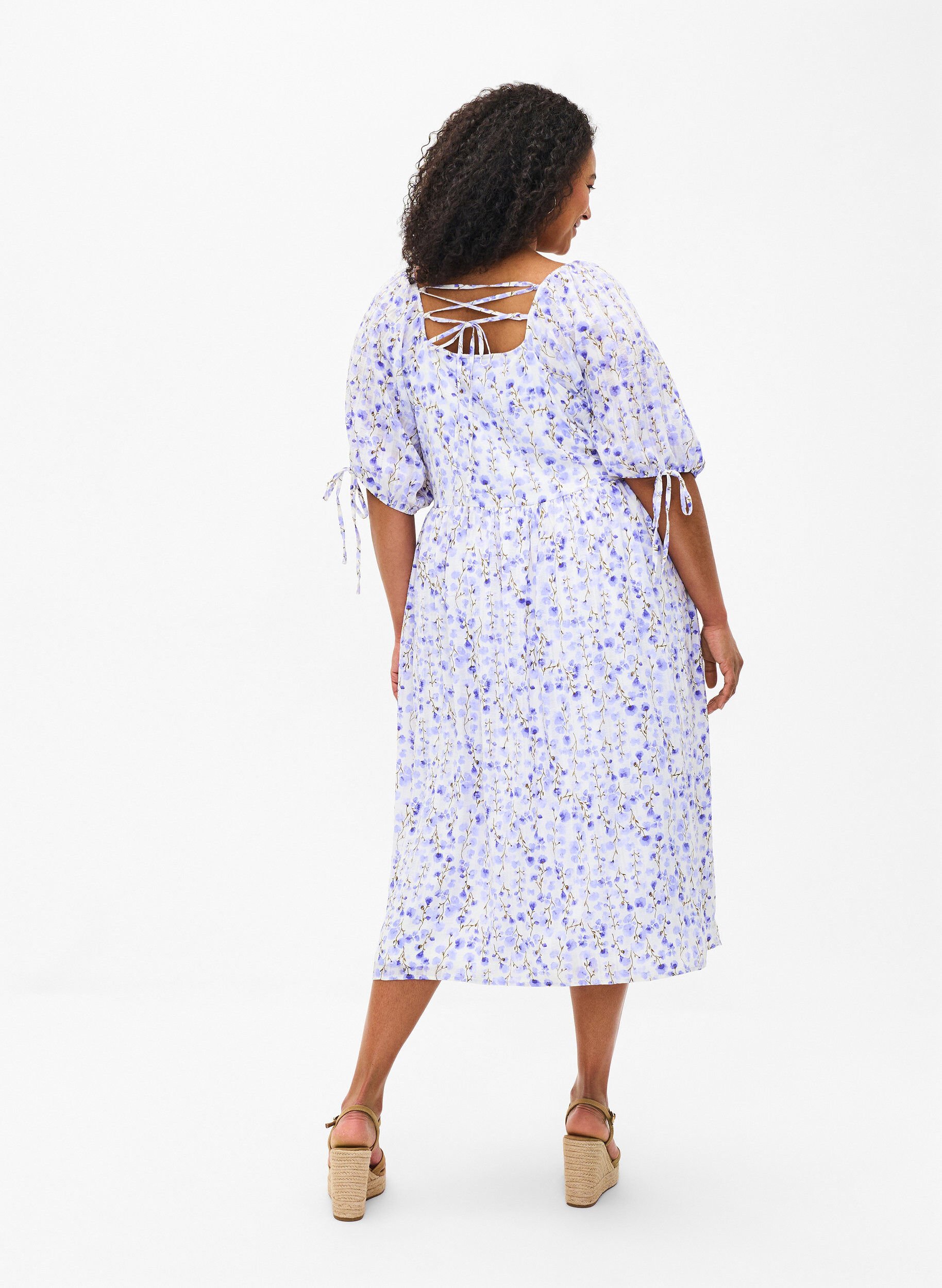 Zizzi Kes&auml;mekko, jossa on kukkakuviointi ja pitsisi&auml; yksityiskohtia, Sand Verbena AOP, Model image number 1