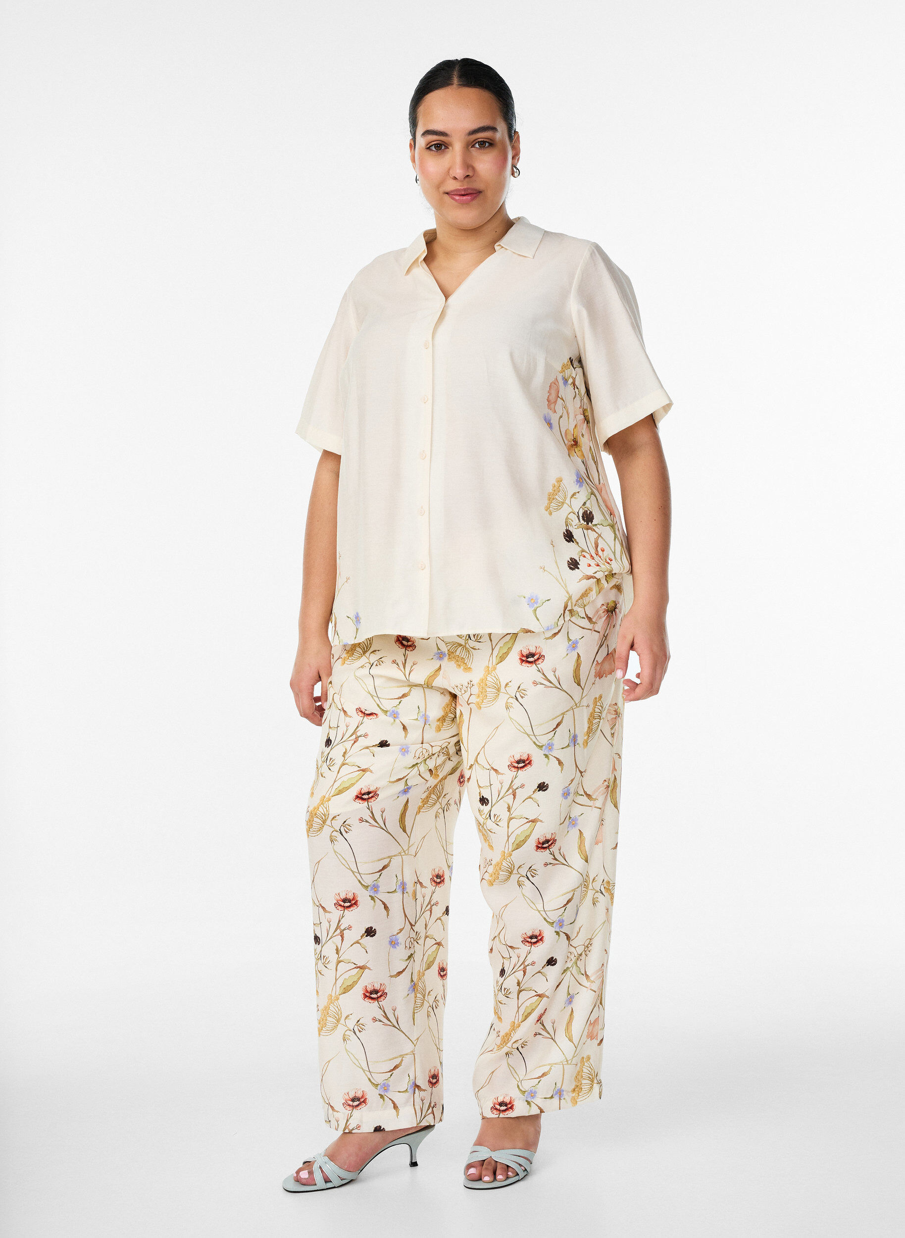 Korkeavy&ouml;t&auml;r&ouml;iset viskoosihousut kukkakuosilla, Beige, Model