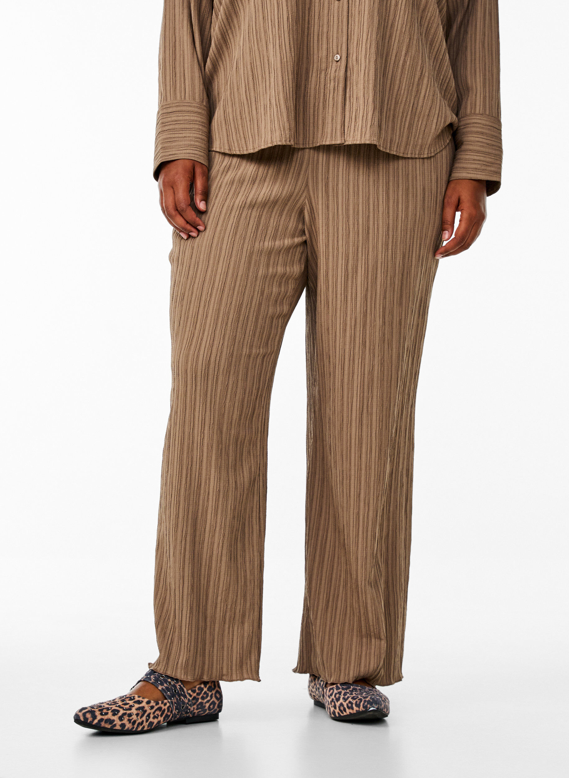 Zizzi FLASH - Korkeavy&ouml;t&auml;r&ouml;iset leve&auml;lahkeiset housut, Ruskea, Model image number 2