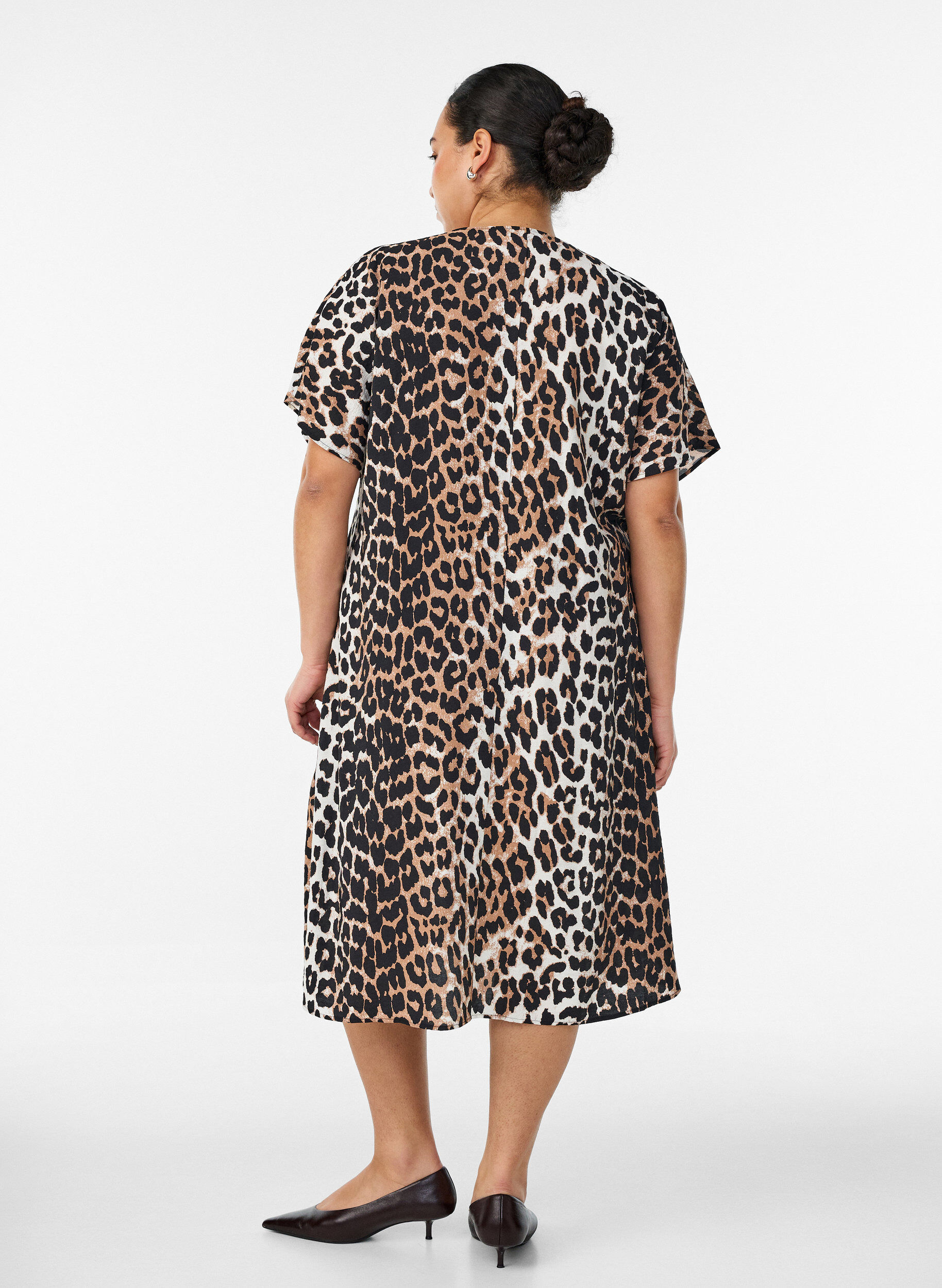 ZizziViskoosimekko, jossa on V-p&auml;&auml;ntie, Ruskea, Model image number 1