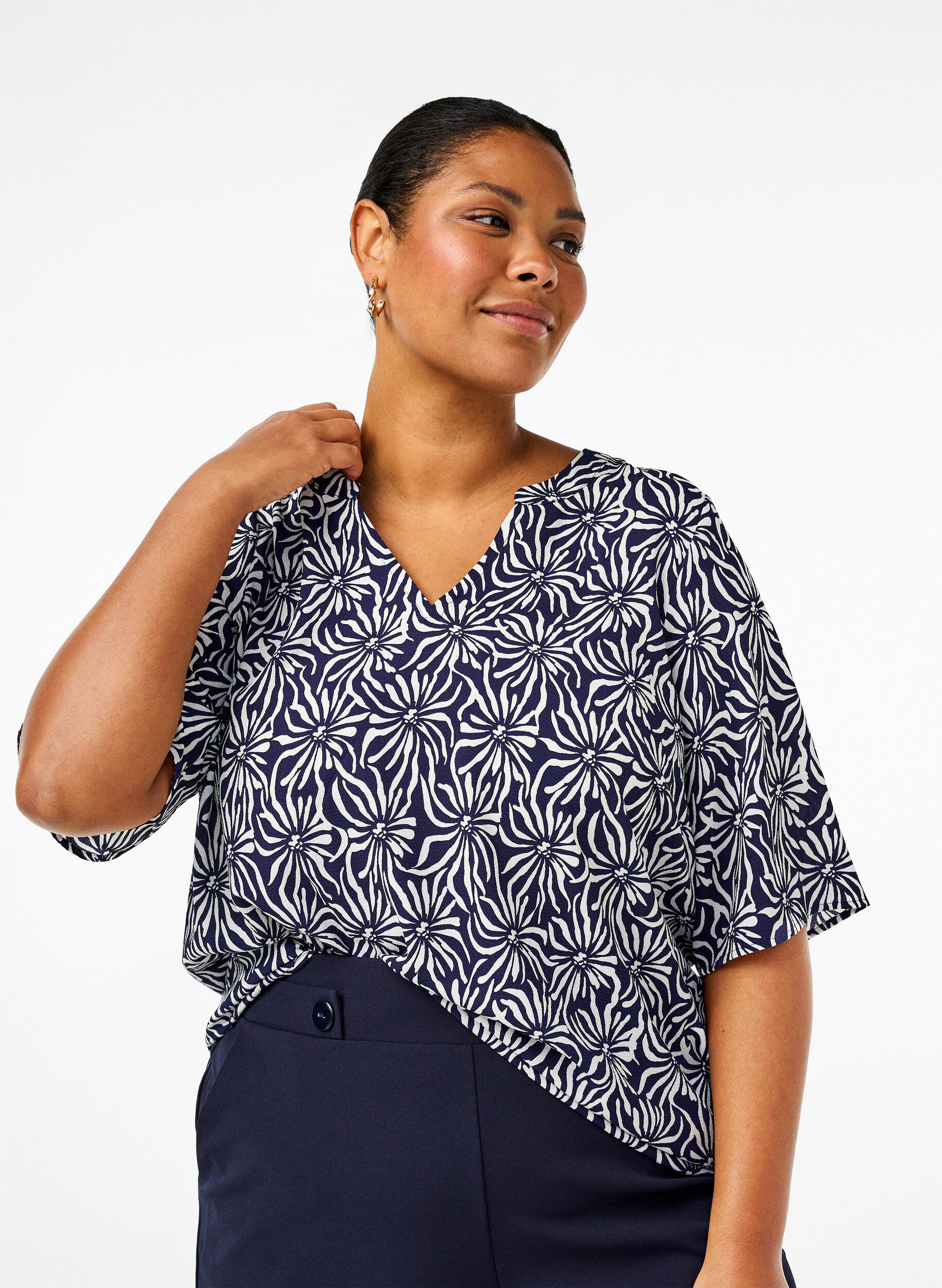 Zizzi Kukkakuvioitu pusero, jossa on V-p&auml;&auml;ntie, White Blue Flower, Model image number 0