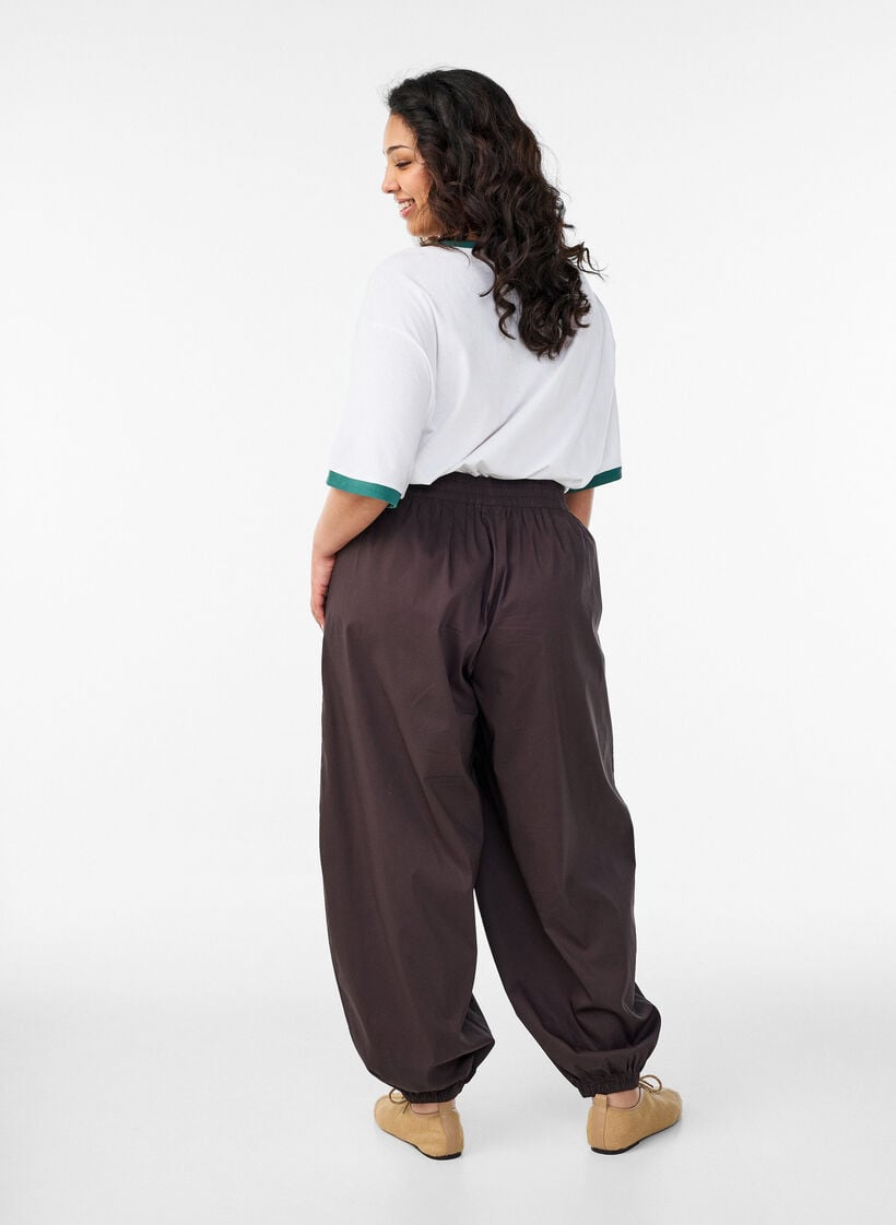 Ilmapallohousut taskuilla ja joustavalla vy&ouml;t&auml;r&ouml;ll&auml;, Ruskea, Model image number 1